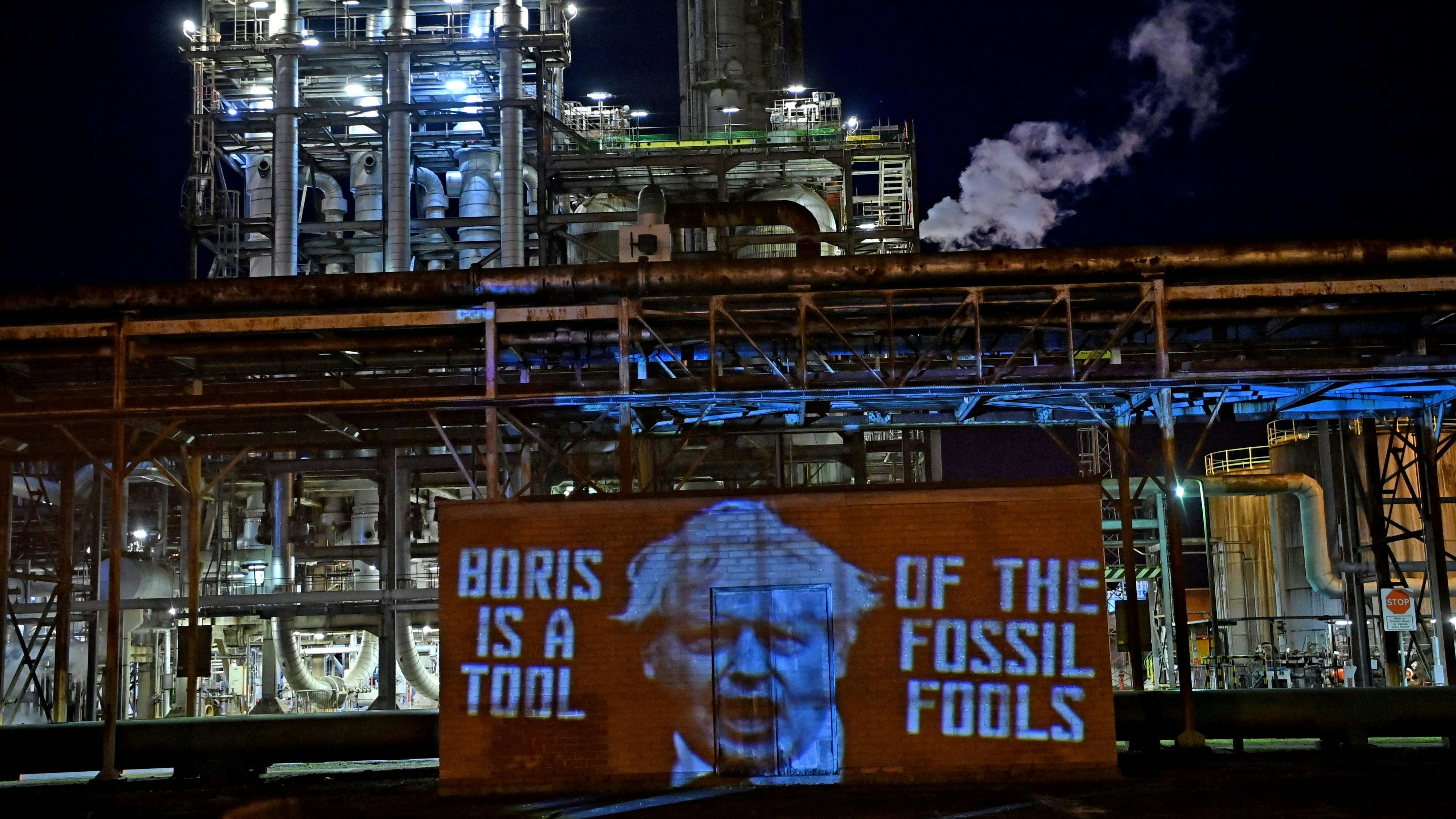 Download von www.picturedesk.com am 04.11.2021 (10:21).  A banner saying "Boris is a Tool of the Fossil Fools" which was displayed by Oil Heads, climate activists from the Ocean Rebellion group, hangs at the INEOS intergrated refinery and petrochemicals centre plant in Grangemouth, Scotland, during the COP26 UN Climate Change Conference taking place in Glasgow, on November 2, 2021. - British Prime Minister Boris Johnson on Tuesday said humanity was starting to even the score against climate change after a two-day COP26 summit, but warned there was a "very long way to go". (Photo by Ben STANSALL / AFP) - 20211102_PD9096 - Rechteinfo: Rights Managed (RM) Nur für redaktionelle Nutzung! Werbliche Nutzung erfordert Freigabe: bitte schicken Sie uns eine Anfrage.
