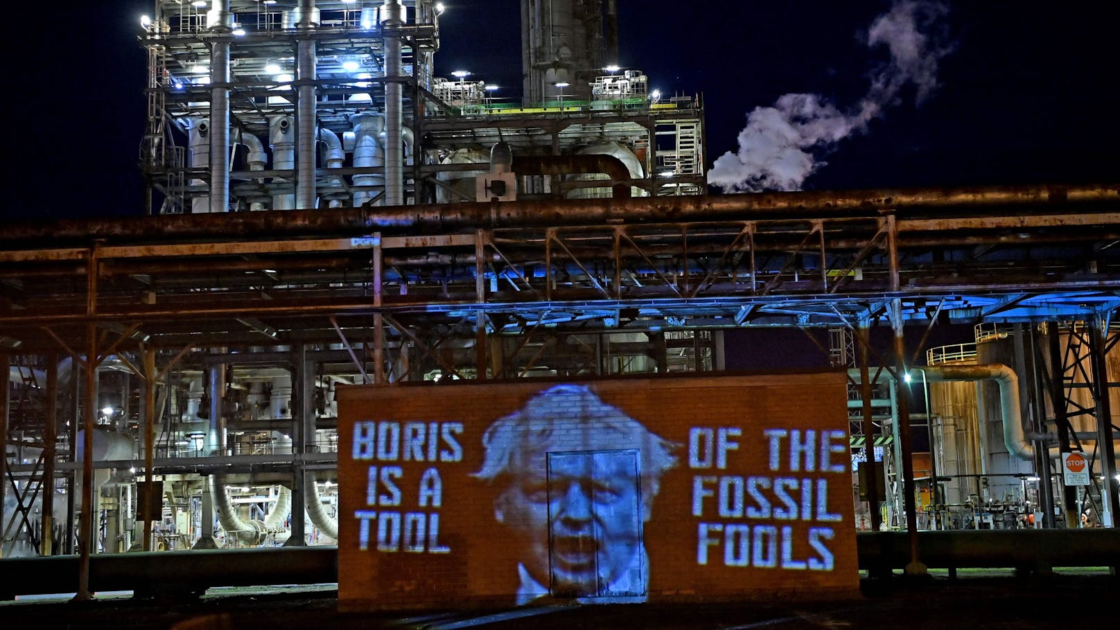 Ein Banner mit der Aufschrift "Boris ist ein Werkzeug der fossilen Narren" bei einer Raffinerie in Schottland. Aktivisten von Ocean Rebellion protestieren im Rahmen der COP26 Klimakonferenz für den Ausstieg aus fossilen Energieträgern (Öl, Gas und Kohle).