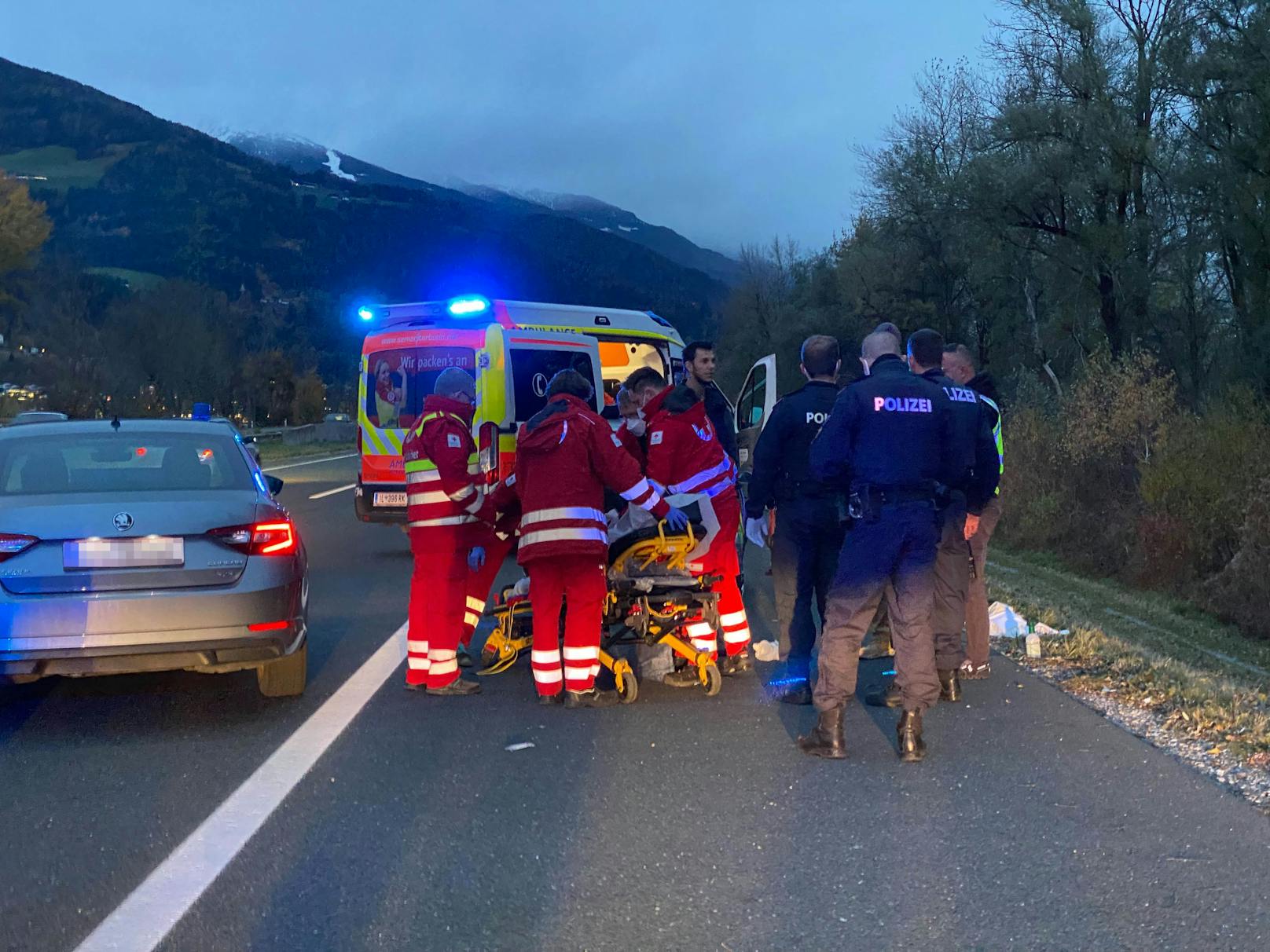 Ein 40-Jähriger hat am Mittwoch auf der Inntalautobahn in Wattens auf seine Mutter eingestochen. 