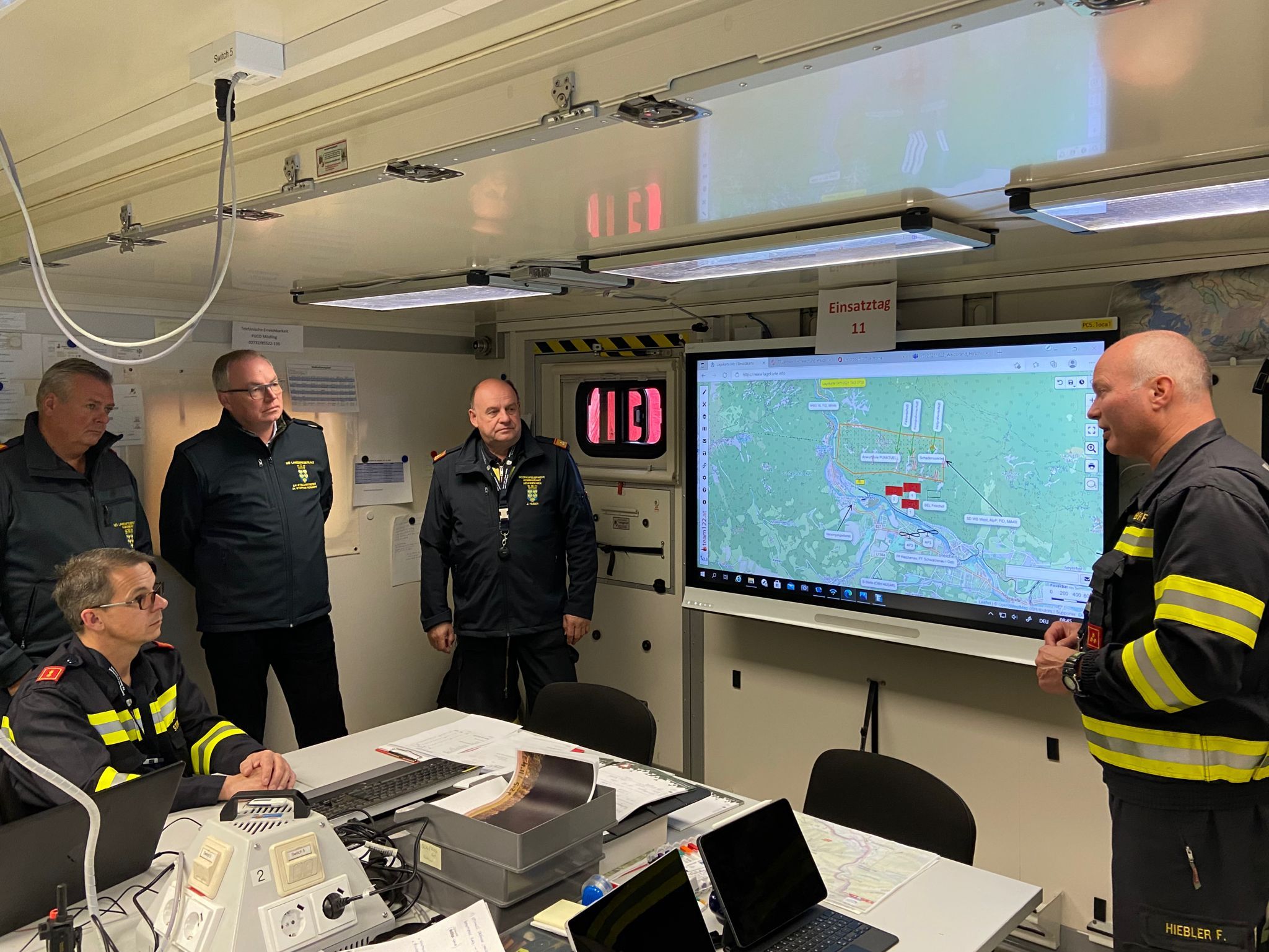 Waldbrand: Lagebesprechung mit Landesvize Stephan Pernkopf, Landesfeuerwehrkommandant Dietmar Fahrafellner und Einsatzleiter Josef Huber