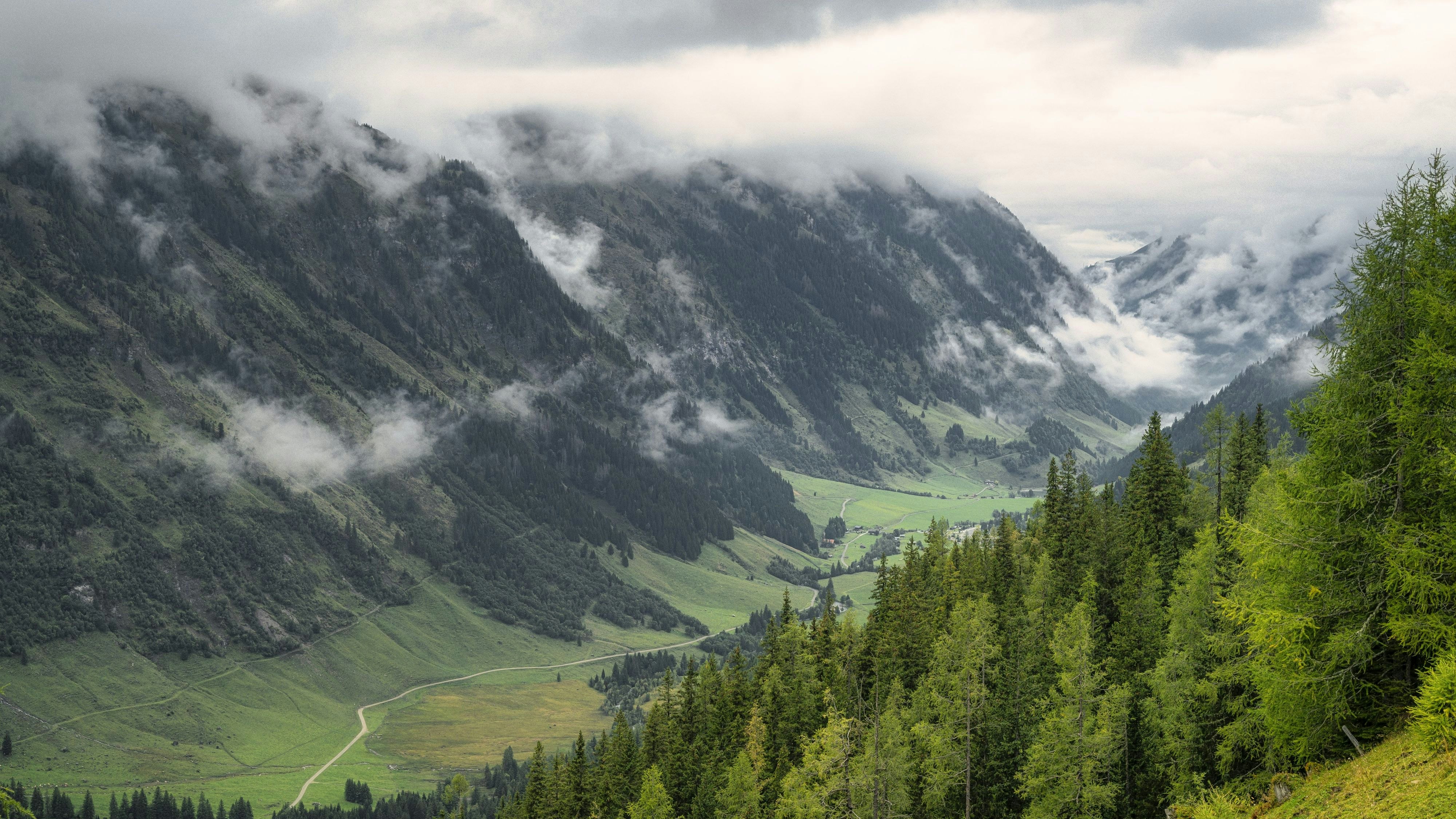 Download von www.picturedesk.com am 04.11.2021 (12:49).  Low clouds over green valley in High Tauern National Park - 20211018_PD14668 - Rechteinfo: Royalty Free (RF) Model Released