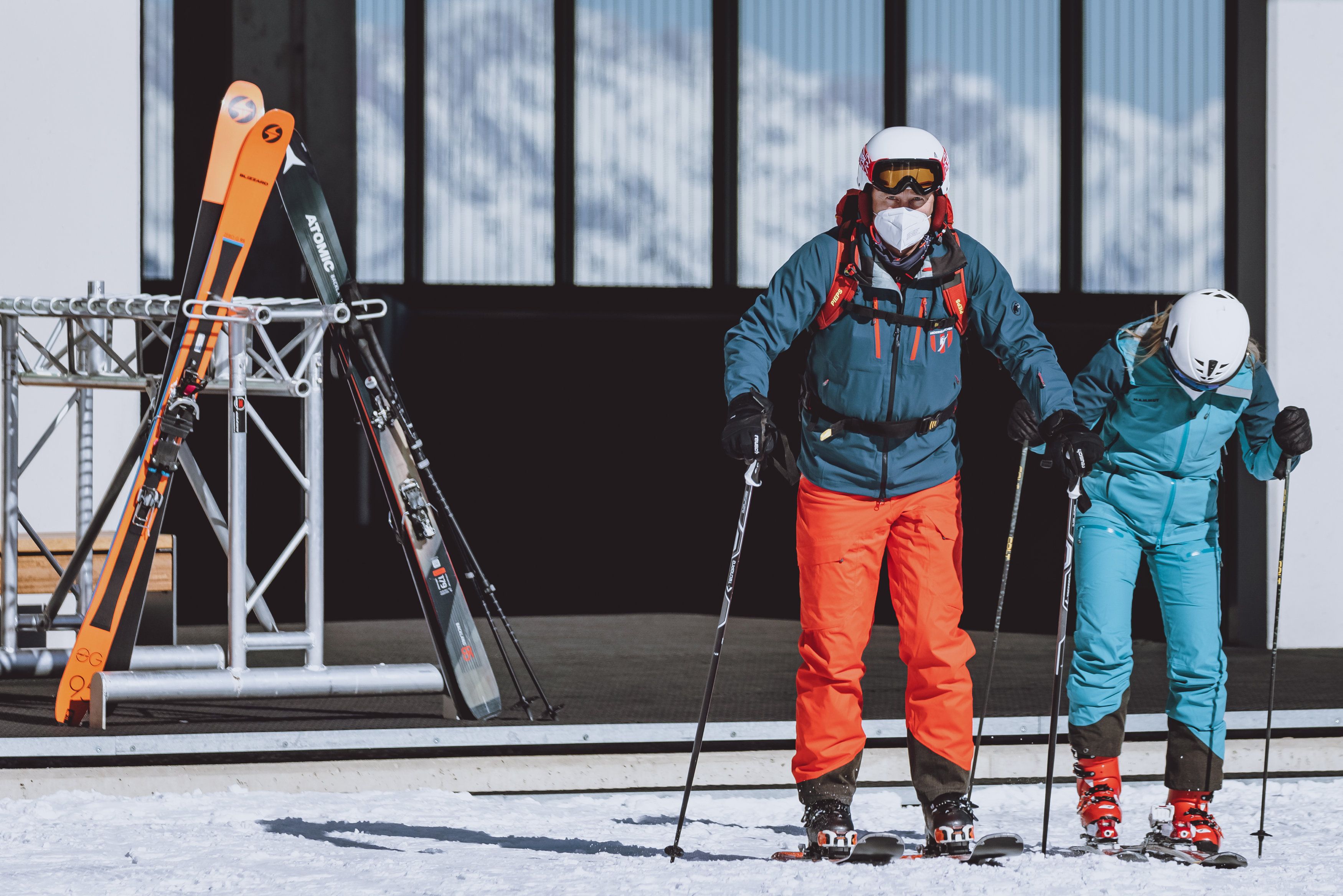 Download von www.picturedesk.com am 04.11.2021 (16:57).  THEMENBILD - Skifahrer mit FFP2 Masken am Kitzsteinhorn Gletscherskigebiet, aufgenommen am 13. Februar 2021 in Kaprun, Österreich // Skier with FFP2 masks at the Kitzsteinhorn glacier ski resort in Kaprun, Austria on 2021/02/13. EXPA Pictures © 2021, PhotoCredit: EXPA/ JFK - 20210214_PD2682 - Rechteinfo: Rights Managed (RM)