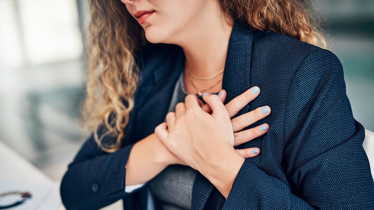 Die typischen Anzeichen eines Herzinfarkt sind bei Frauen nicht immer leicht zu erkennen. Besonders in Stress-Situationen sollten diese nicht ignoriert werden.