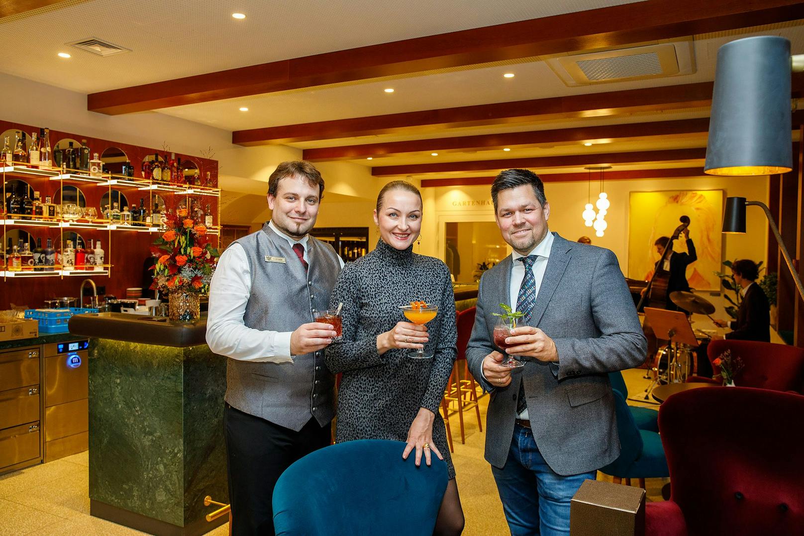 Bar-Chef Denin Obid, Gastgeber Liliya und Philipp Florian.
