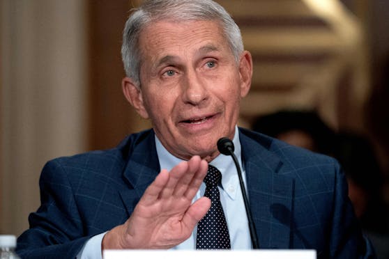 Anthony Fauci rät in Bezug auf die Omikron-Variante zur Vorsicht, ist bezüglich erster Erkenntnisse jedoch optimistisch.