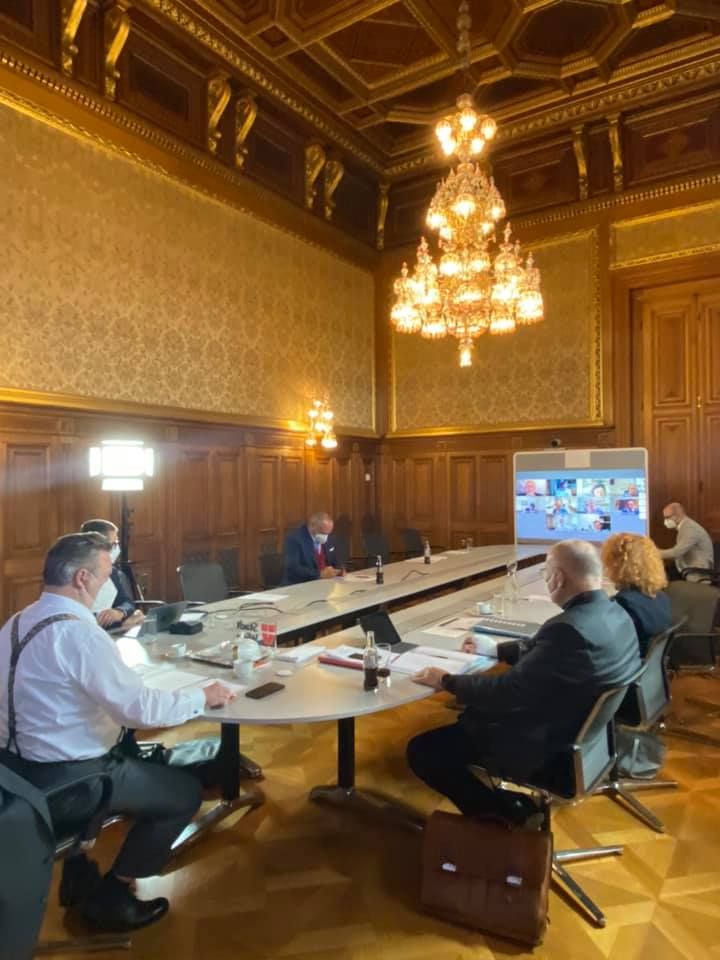 Wiens Bürgermeister Michael Ludwig berät mit Experten.