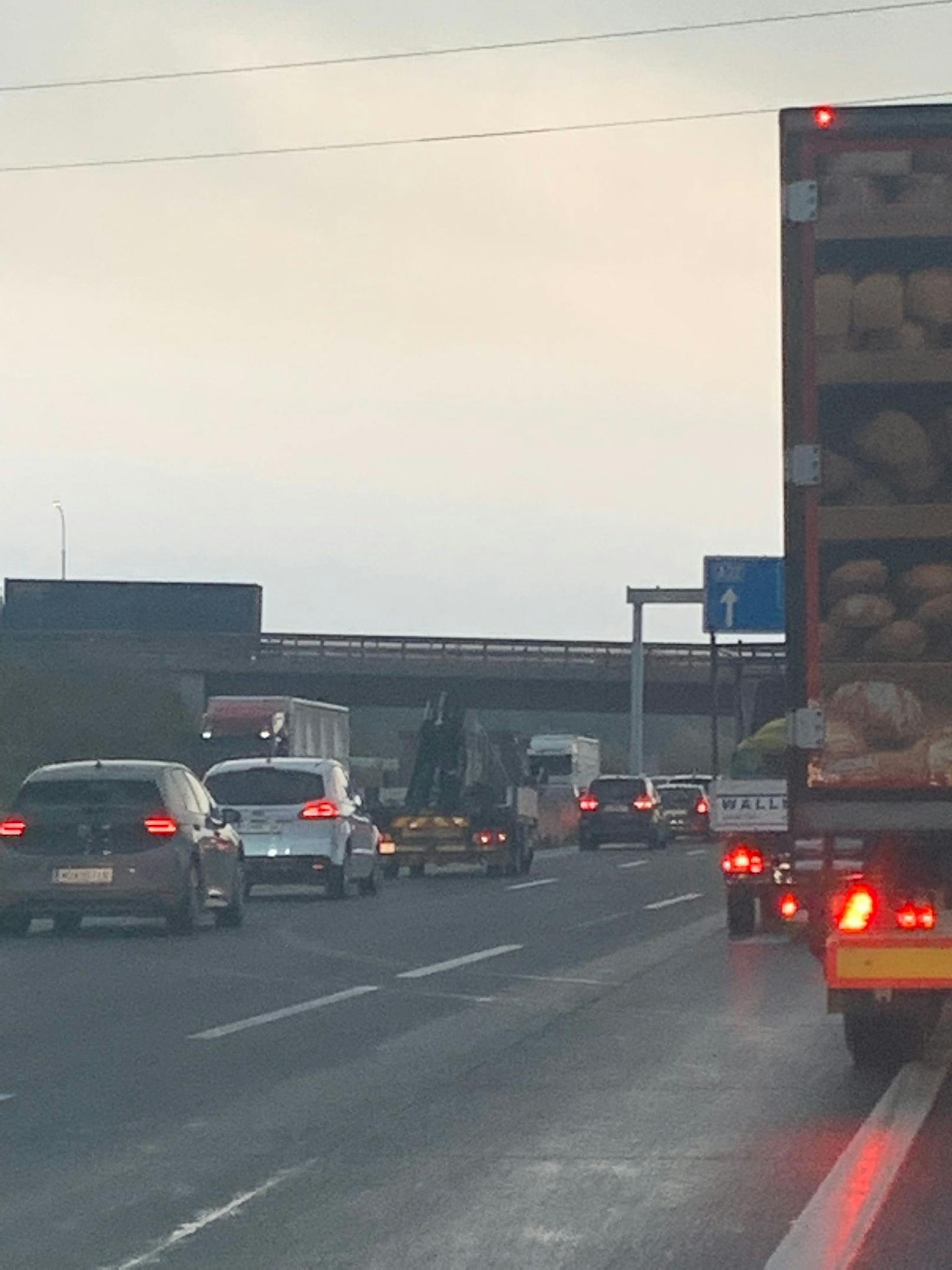Auf der A22 Richtung Wien ist es am Donnerstag zu einem Autounfall mit mehreren Fahrzeugen gekommen.