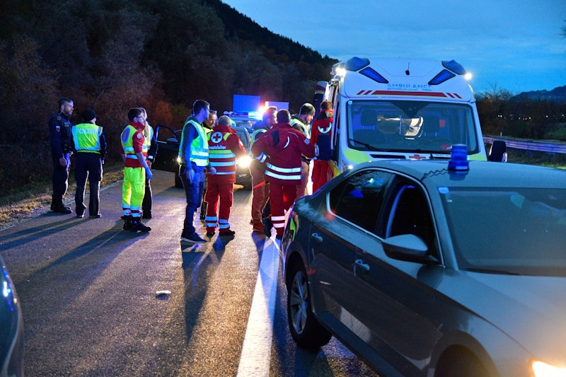 Ein 40-Jähriger hat am Mittwoch auf der Inntalautobahn in Wattens auf seine Mutter eingestochen.