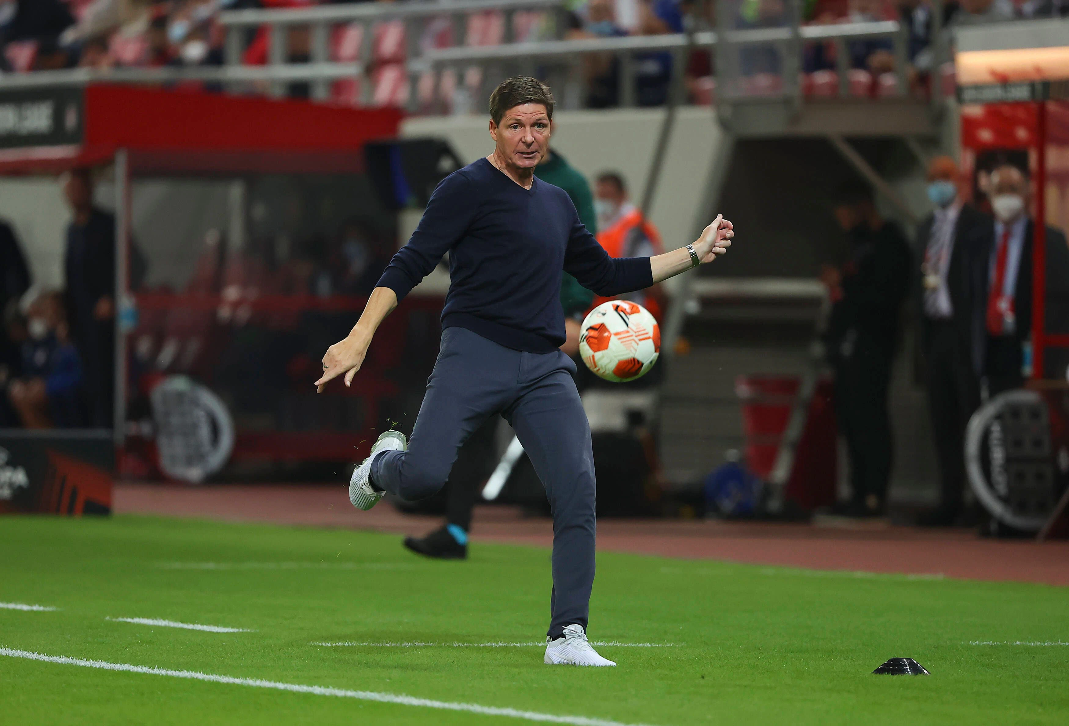 Oliver Glasner drischt den Ball auf die Tribüne. 