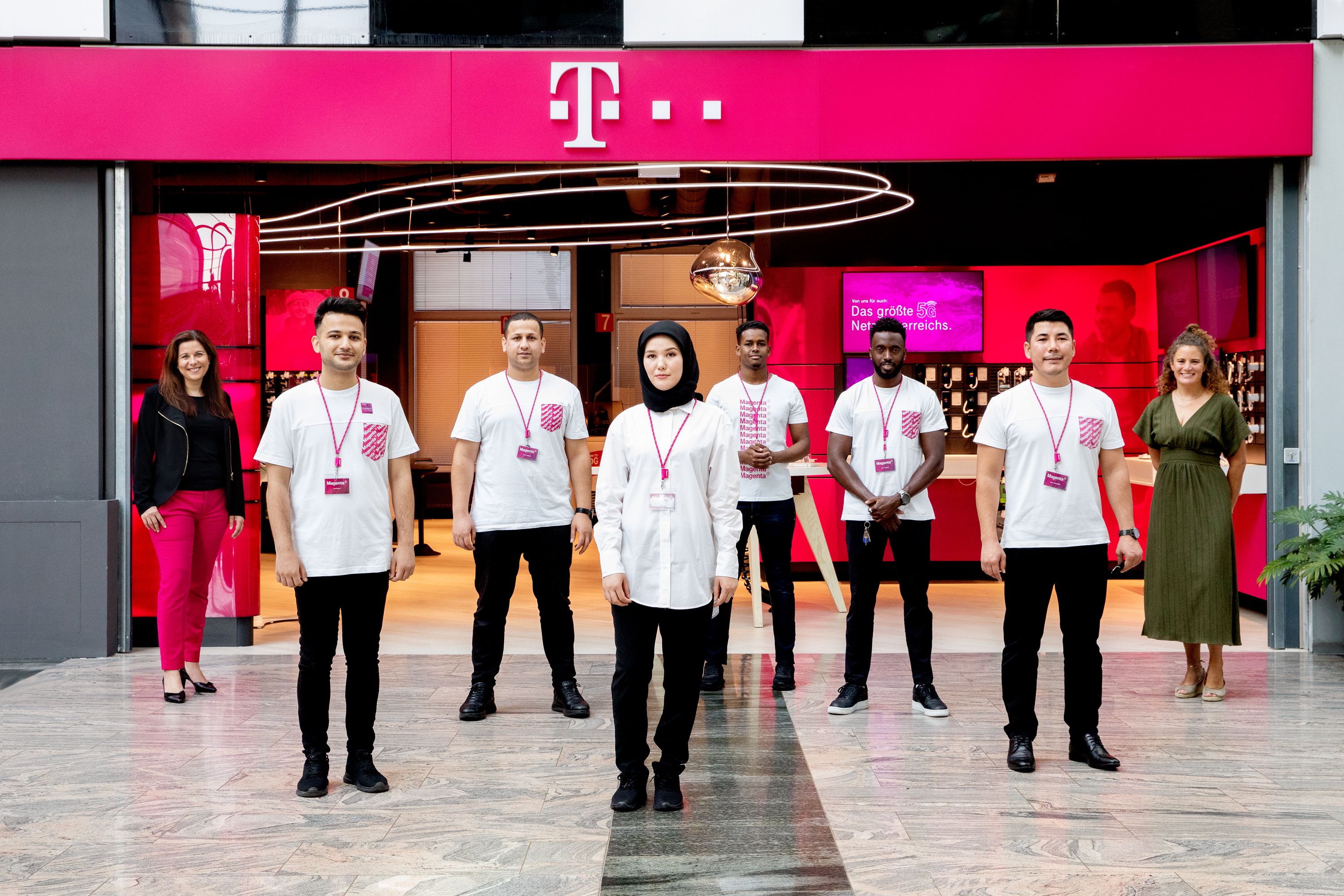 lobby.16 begleitet acht geflüchtete Jugendliche bei ihrer Lehrzeit im Magenta Shop Millenium City.