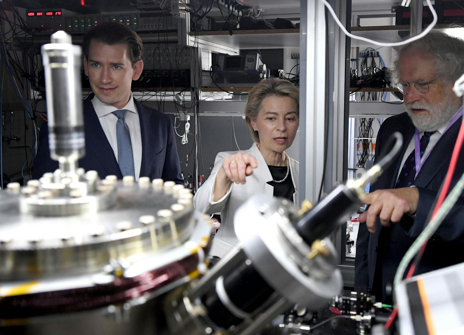 Bundeskanzler Kurz (ÖVP), EU-Chefin von der Leyen und Forschungsgruppenleiter Anton Zeilinger in einem Labor beim Besuch des Instituts für Quantenoptik und Quanteninformation