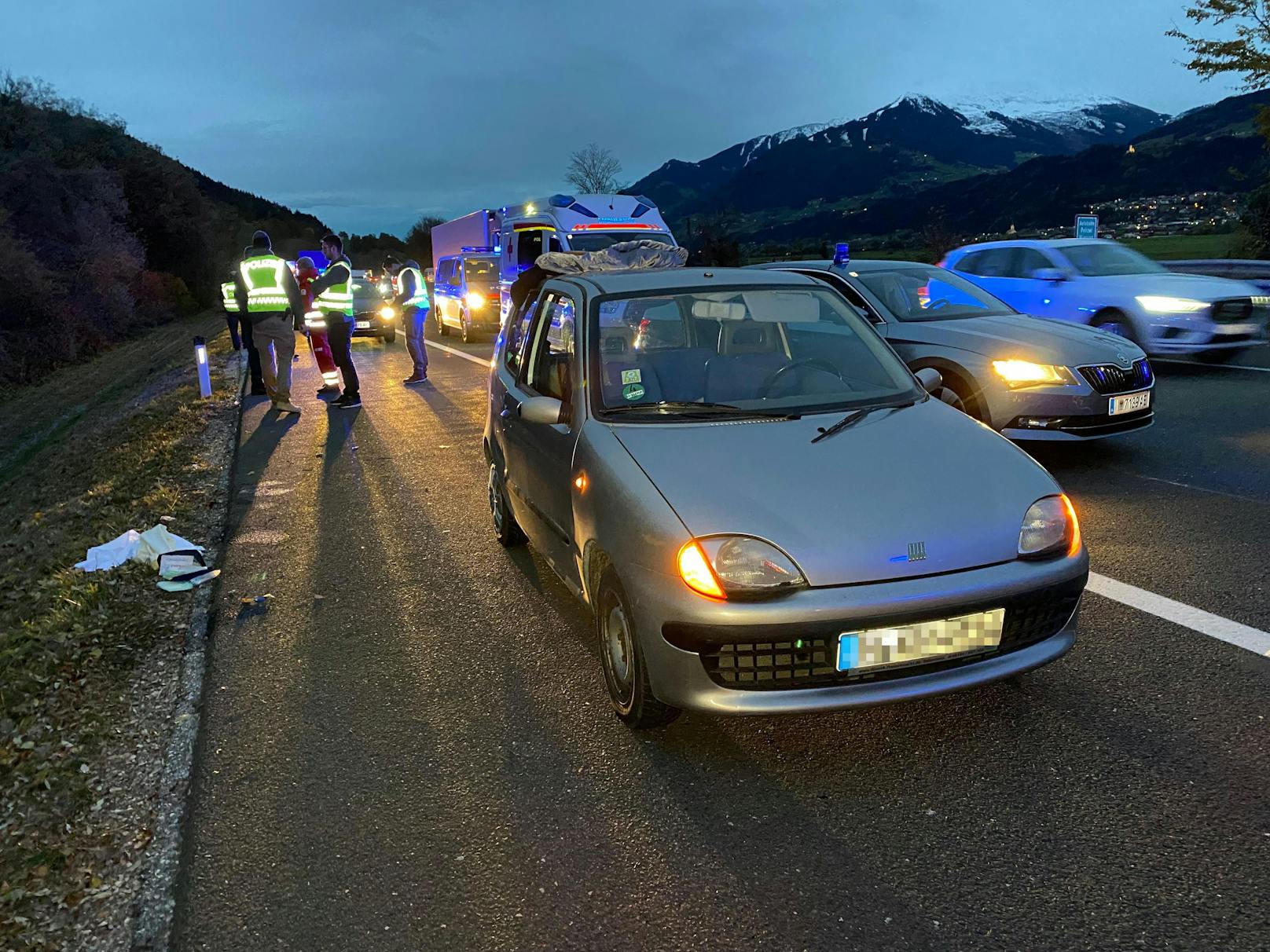 Ein 40-Jähriger hat am Mittwoch auf der Inntalautobahn in Wattens auf seine Mutter eingestochen. 