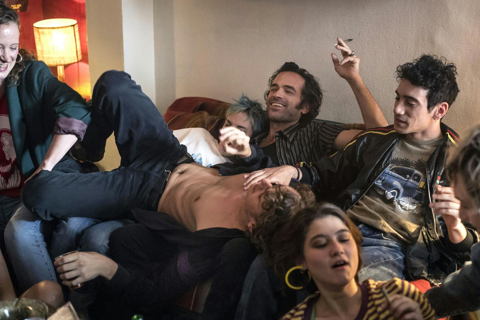 In der französischen Dramaserie ist der Hauptdarsteller Vernon Subutex (gespielt von <strong>Romain Duris</strong>) ein Liebling der Frauen, der auf Drogen, Alkohol und Partys steht.