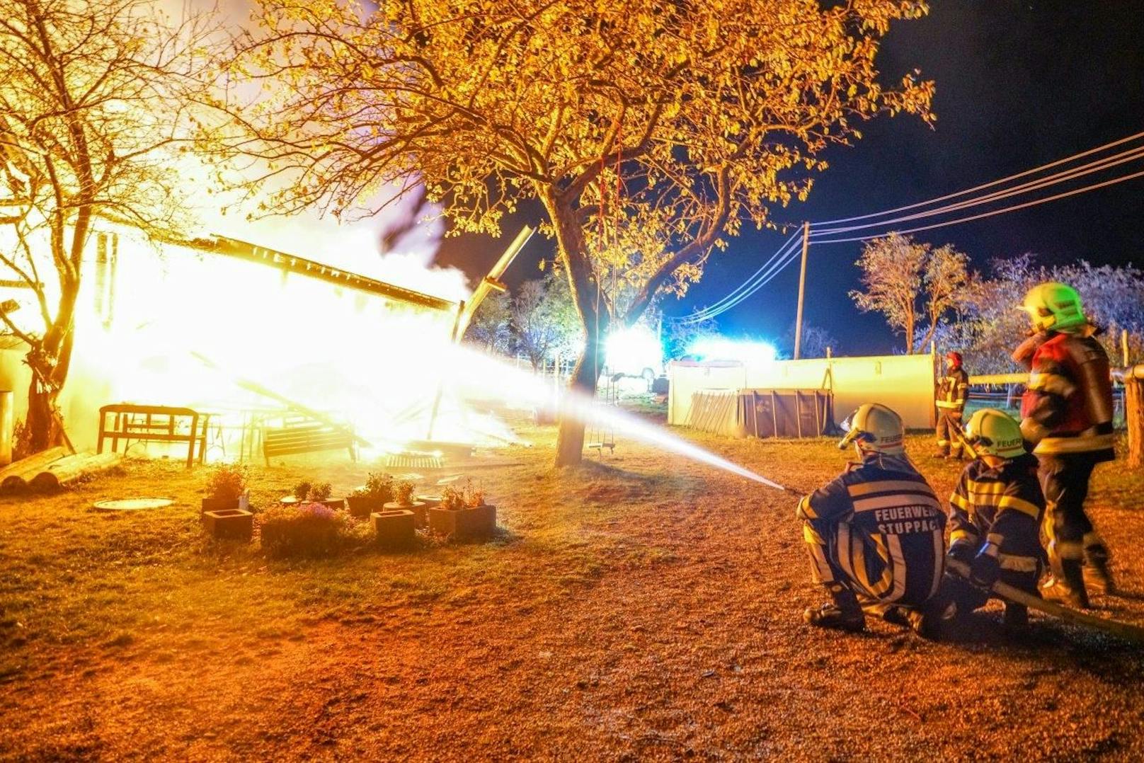 Auf einem Bauernhof im Raum Gloggnitz ist ein Vollbrand ausgebrochen.