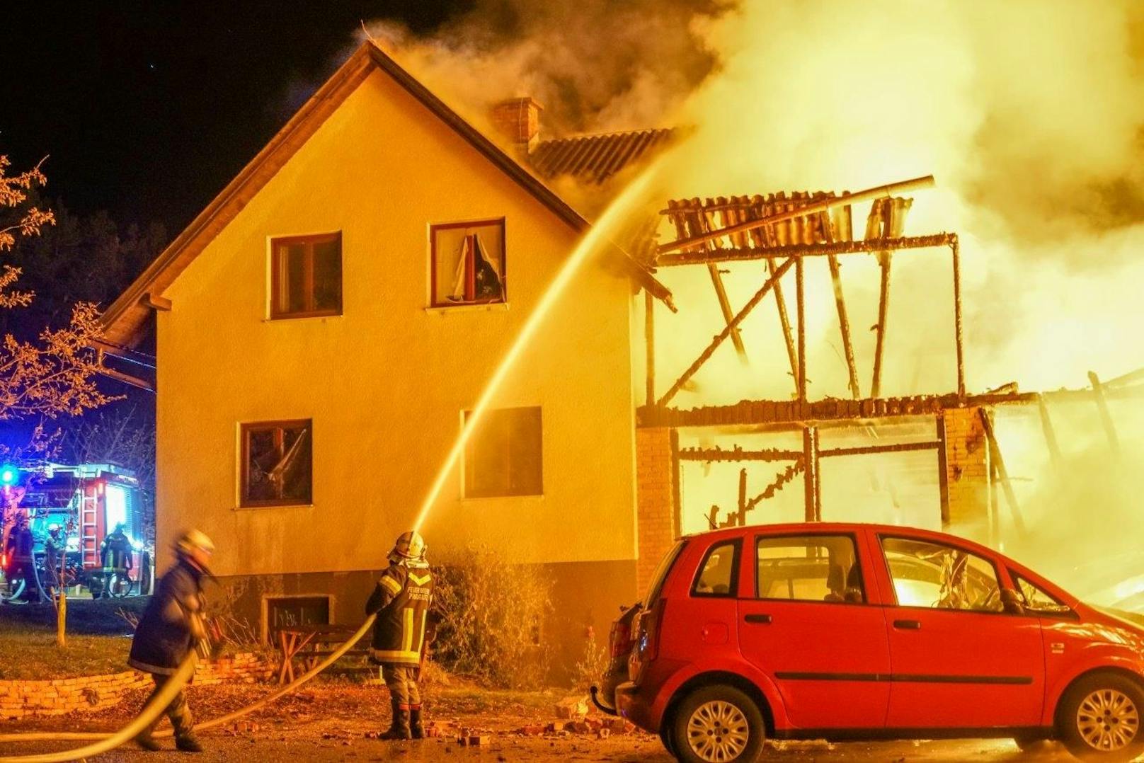 Auf einem Bauernhof im Raum Gloggnitz ist ein Vollbrand ausgebrochen.