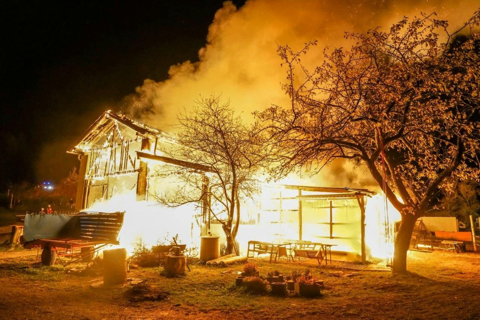 13 Wehren bei Großbrand eines Bauernhofes in Prigglitz
