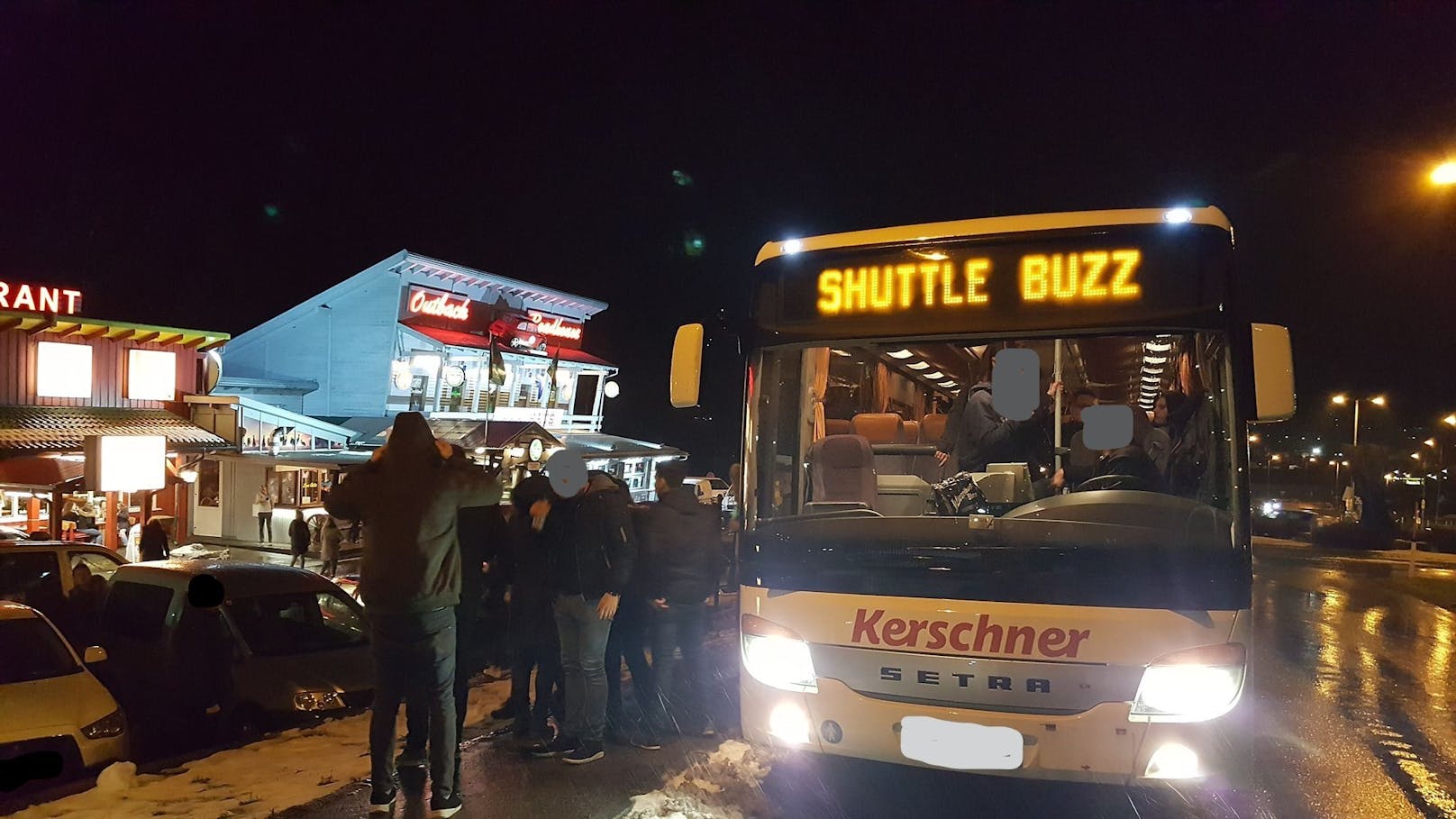 Der Shuttle Buzz  bringt die Jugendlichen zu den diversen Partys.