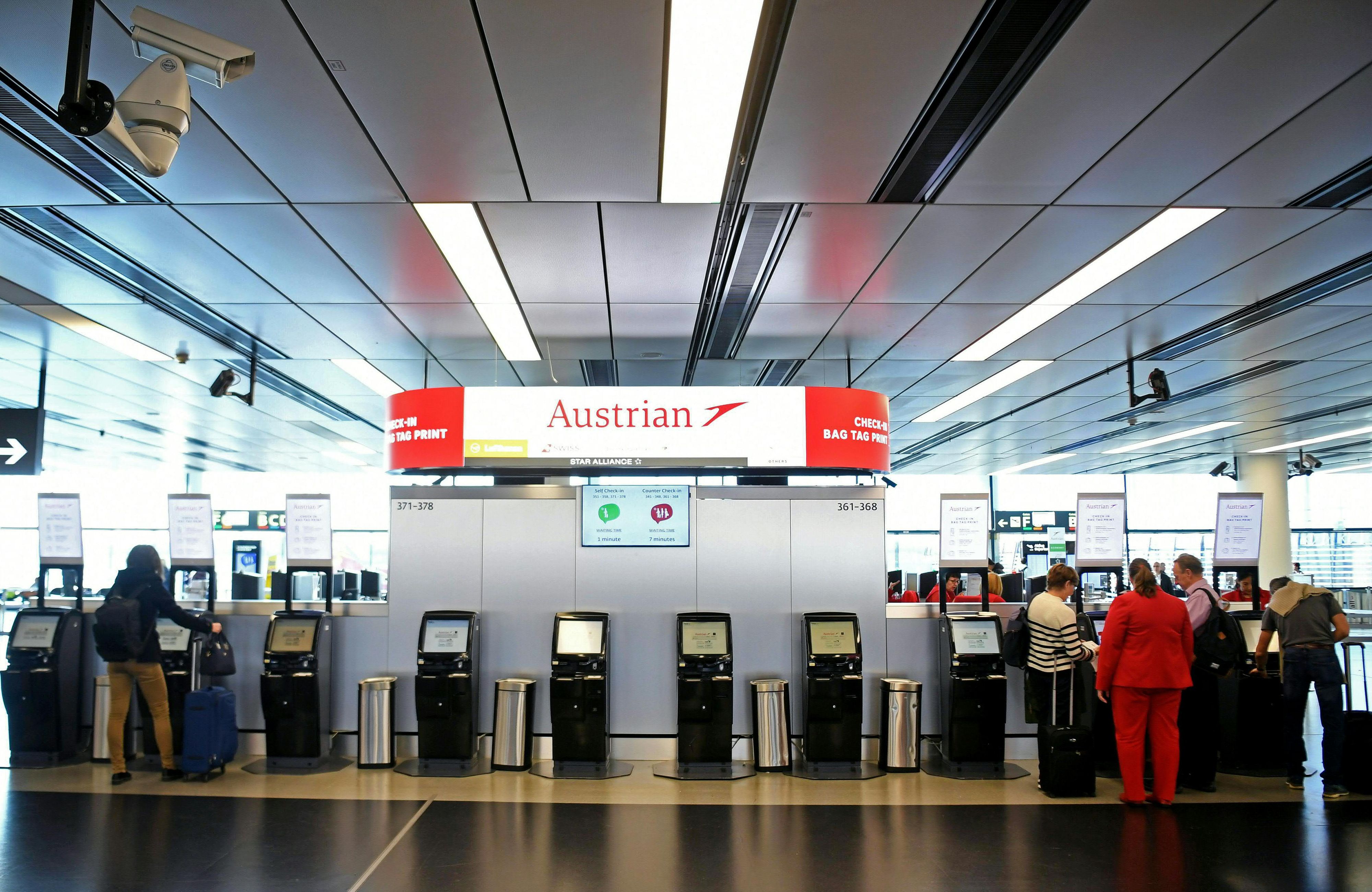 Download von www.picturedesk.com am 05.11.2021 (12:53).  ABD0084_20191107 - SCHWECHAT - ÖSTERREICH: THEMENBILD - Check-in-Schalter der Austrian Airlines (AUA) am Donnerstag, 07. November 2019, am Flugfafen Wien in Schwechat. Die Austrian Airlines AG (AUA) hält heute eine PK mit dem Titel "Ergebnis 3. Quartal - Status quo Strategieprogramm und Wettbewerbssituation am Standort Wien". - FOTO: APA/HELMUT FOHRINGER - 20191107_PD2127 - Rechteinfo: Rights Managed (RM)