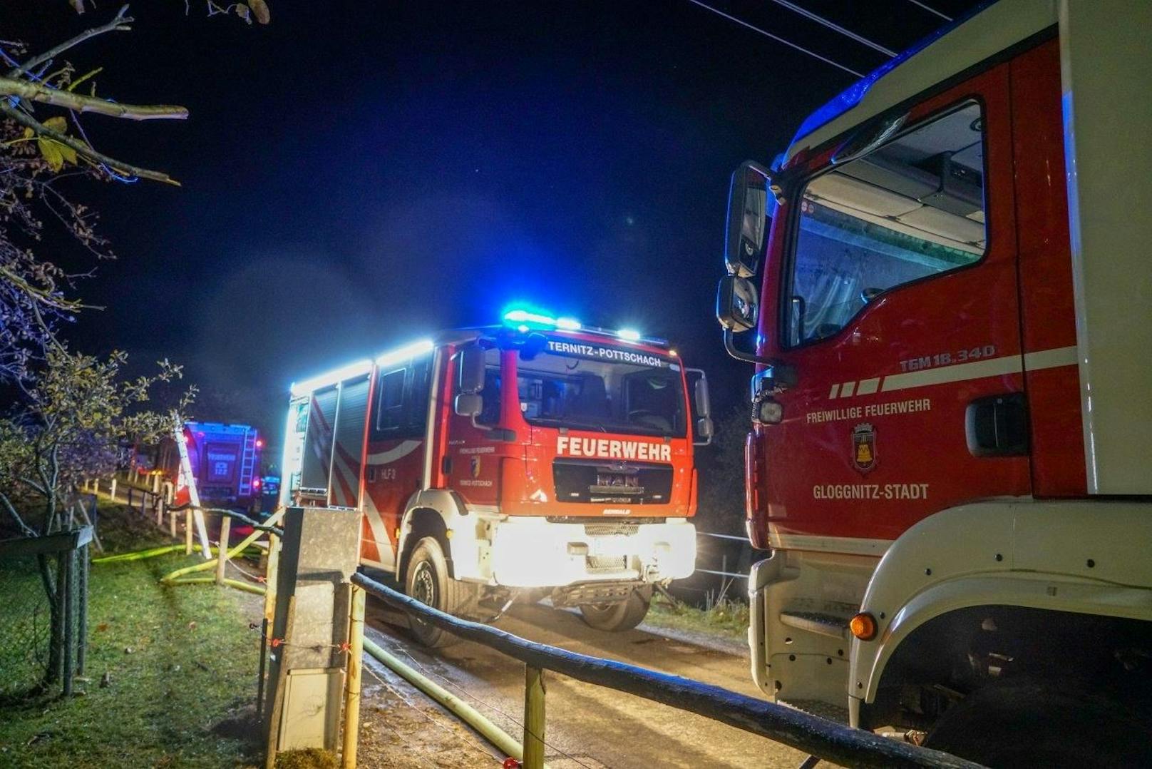 Auf einem Bauernhof im Raum Gloggnitz ist ein Vollbrand ausgebrochen.