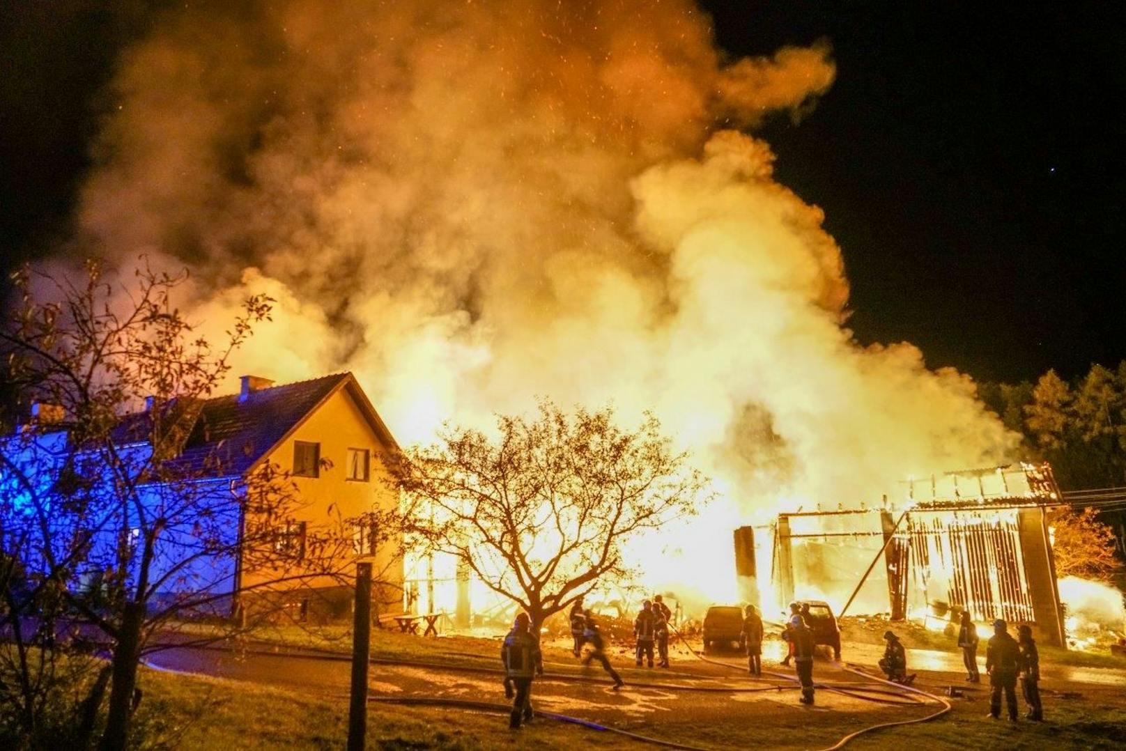 Auf einem Bauernhof im Raum Gloggnitz ist ein Vollbrand ausgebrochen.