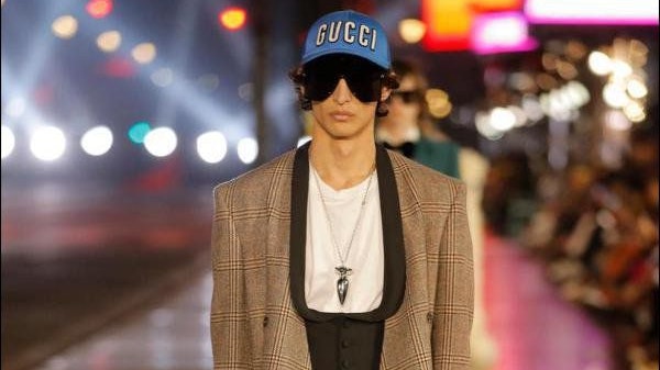 Das Pendant um den Hals kann man auch in einem Sexshop finden. 