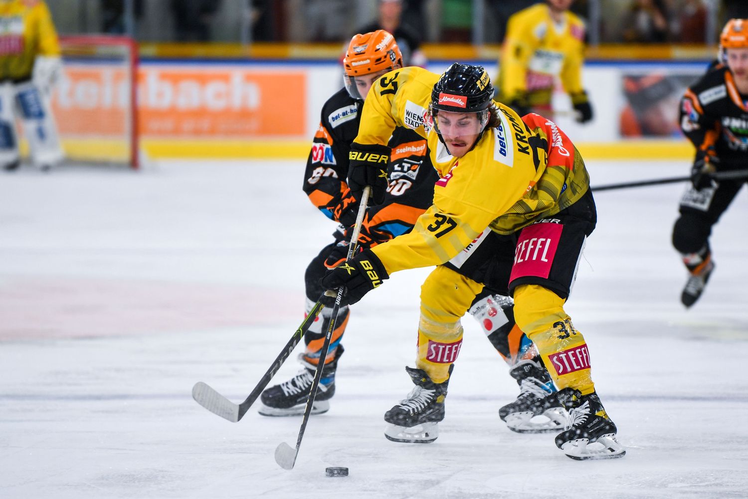 Die Vienna Capitals im Duell mit den Black Wings Linz. 