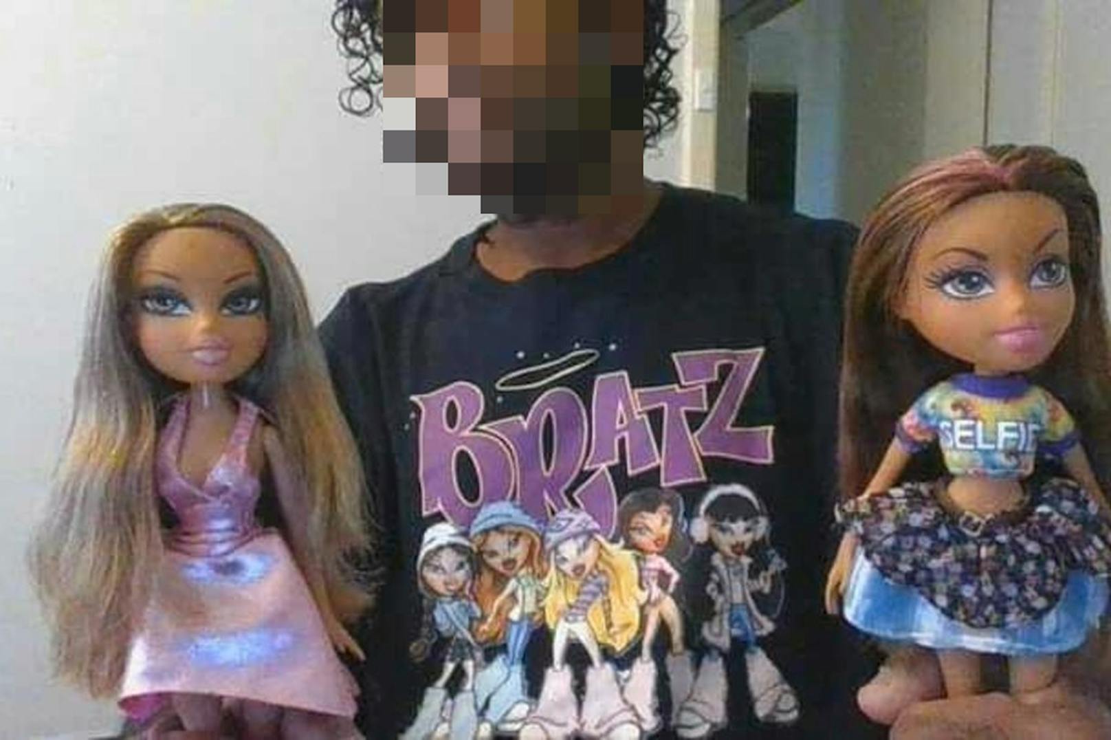 Der 36-Jährige posiert auf Facebook mit Puppen.