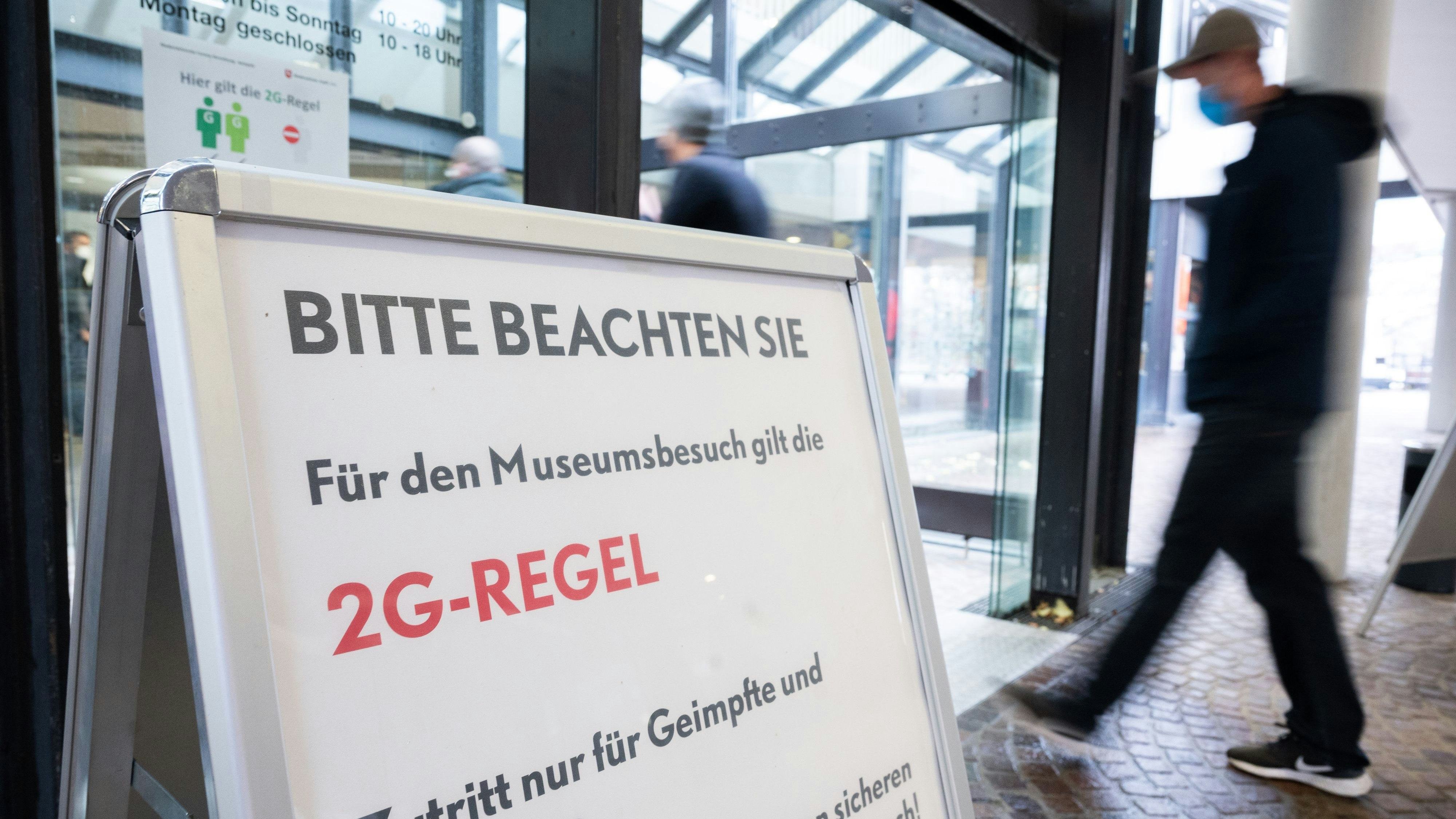 Download von www.picturedesk.com am 05.11.2021 (07:56).  ABD0084_20211104 - HANNOVER - DEUTSCHLAND: 04.11.2021, Niedersachsen, Hannover: Ein Schild ·Für den Museumsbesuch gilt die 2G-Regel. Zutritt nur für Geimpfte und Genese· steht am Eingang vom Sprengel Museum. Während der Corona-Pandemie dürfen derzeit nur Geimpfte und Genese das Museum betreten. Foto: Julian Stratenschulte/dpa +++ dpa-Bildfunk +++. - FOTO: APA/dpa/Julian Stratenschulte - 20211104_PD3313 - Rechteinfo: Rights Managed (RM)