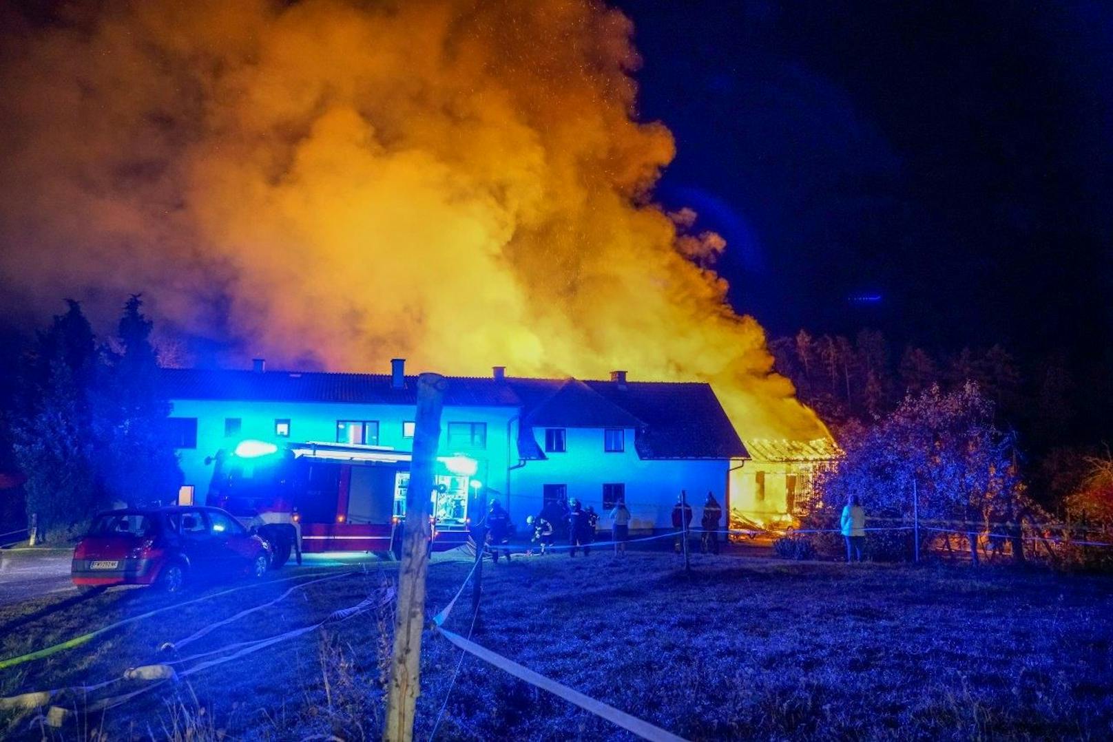 Auf einem Bauernhof im Raum Gloggnitz ist ein Vollbrand ausgebrochen.