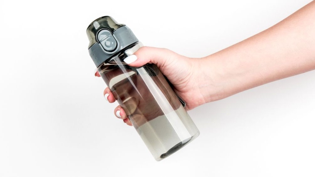 Auch wenn es dir nicht bewusst ist, in deiner Trinkflasche könnten sich Bakterien und Keime befinden, die deinen Körper angreifen.