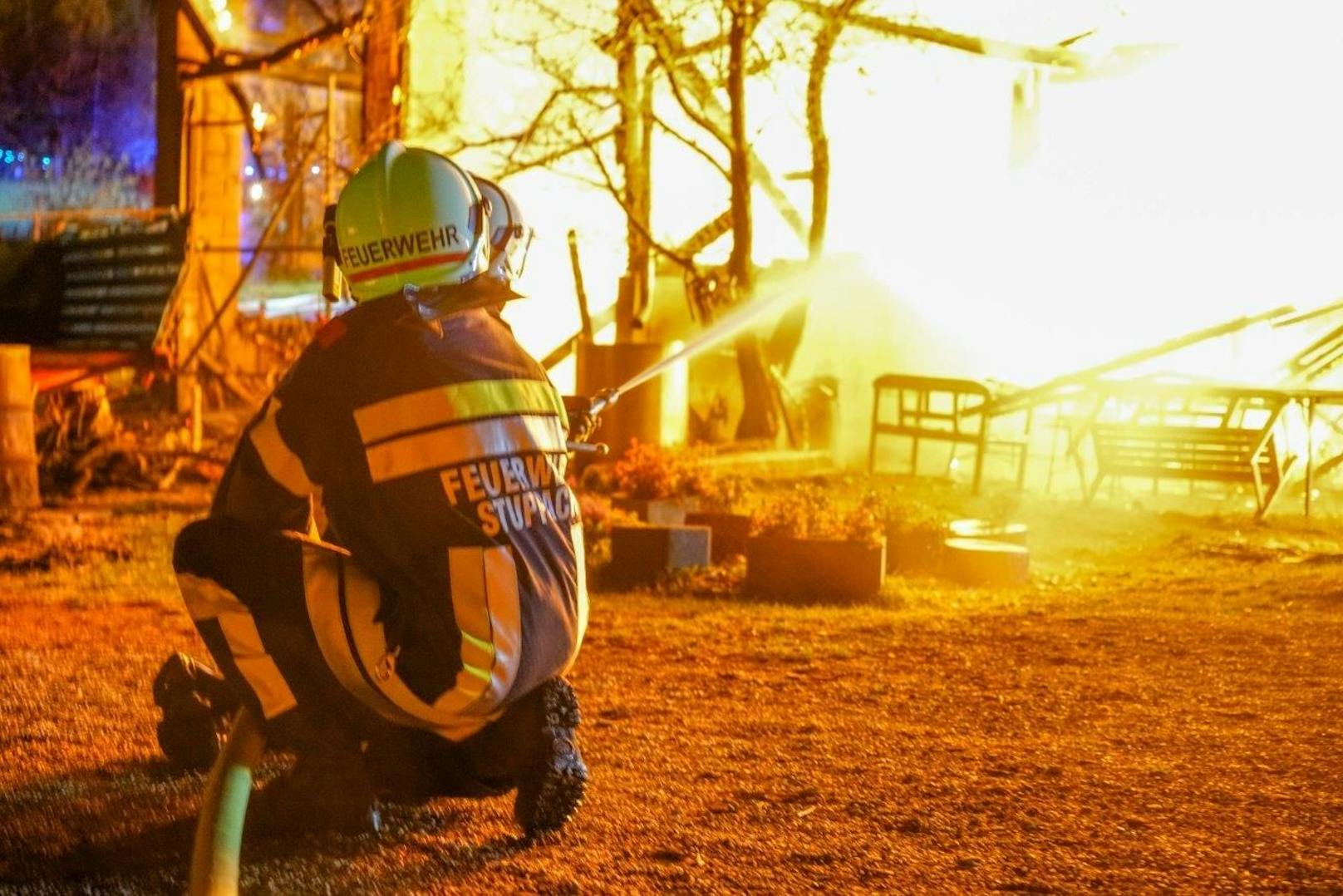 Auf einem Bauernhof im Raum Gloggnitz ist ein Vollbrand ausgebrochen.