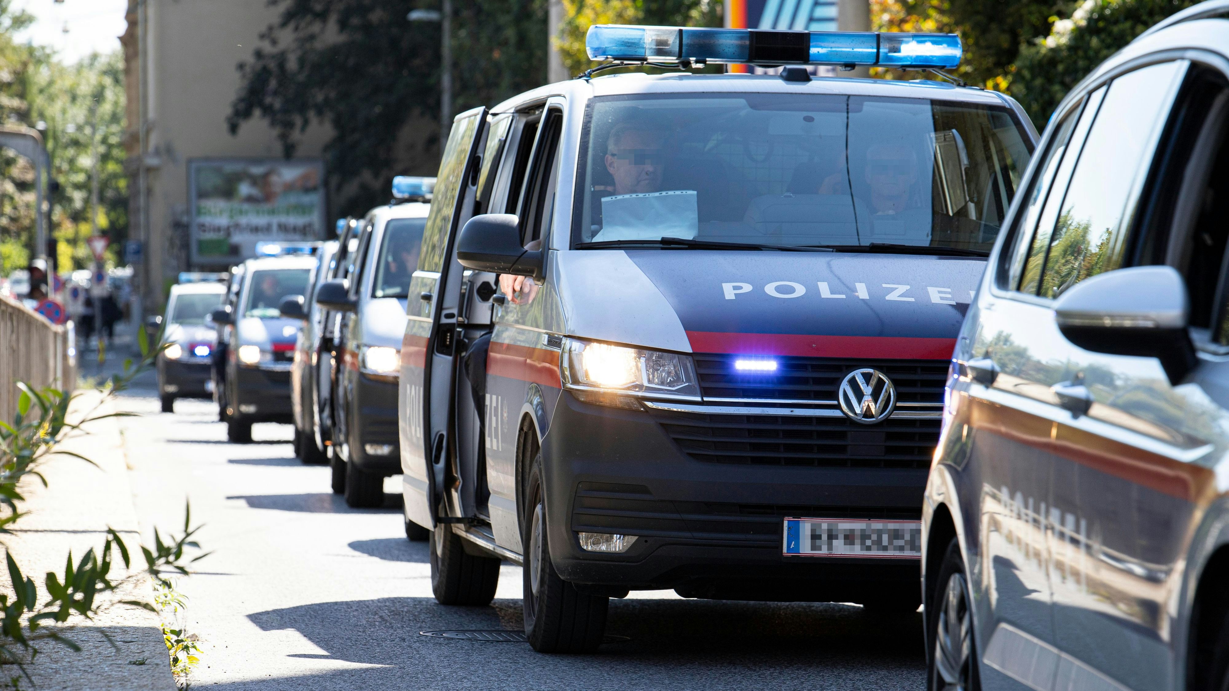 Download von www.picturedesk.com am 05.11.2021 (13:33).  Während einer Demonstration befindet sich die Grazer Polizei im Einsatz. Im Bild: Polizeiauto mit Blaulicht. Graz, Steiermark, Österreich. 24.09.2021 // Graz police forces are in service during a demosntration. Picture: Police vehicle with blue flah lights. Graz, Styria, Austria. September 24th, 2021 - 20210924_PD17701 - Rechteinfo: Rights Managed (RM)
