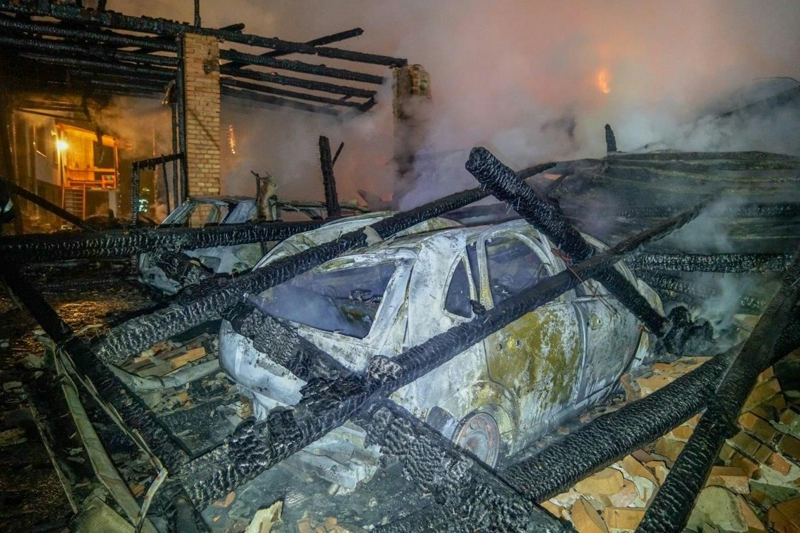 Auf einem Bauernhof im Raum Gloggnitz ist ein Vollbrand ausgebrochen.