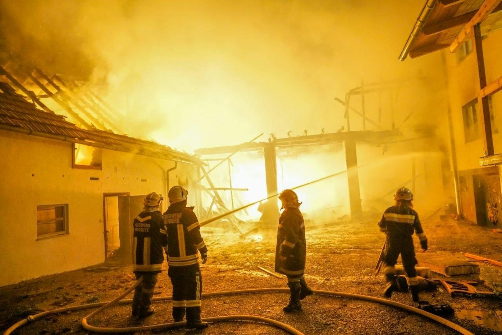 Auf einem Bauernhof im Raum Gloggnitz ist ein Vollbrand ausgebrochen.