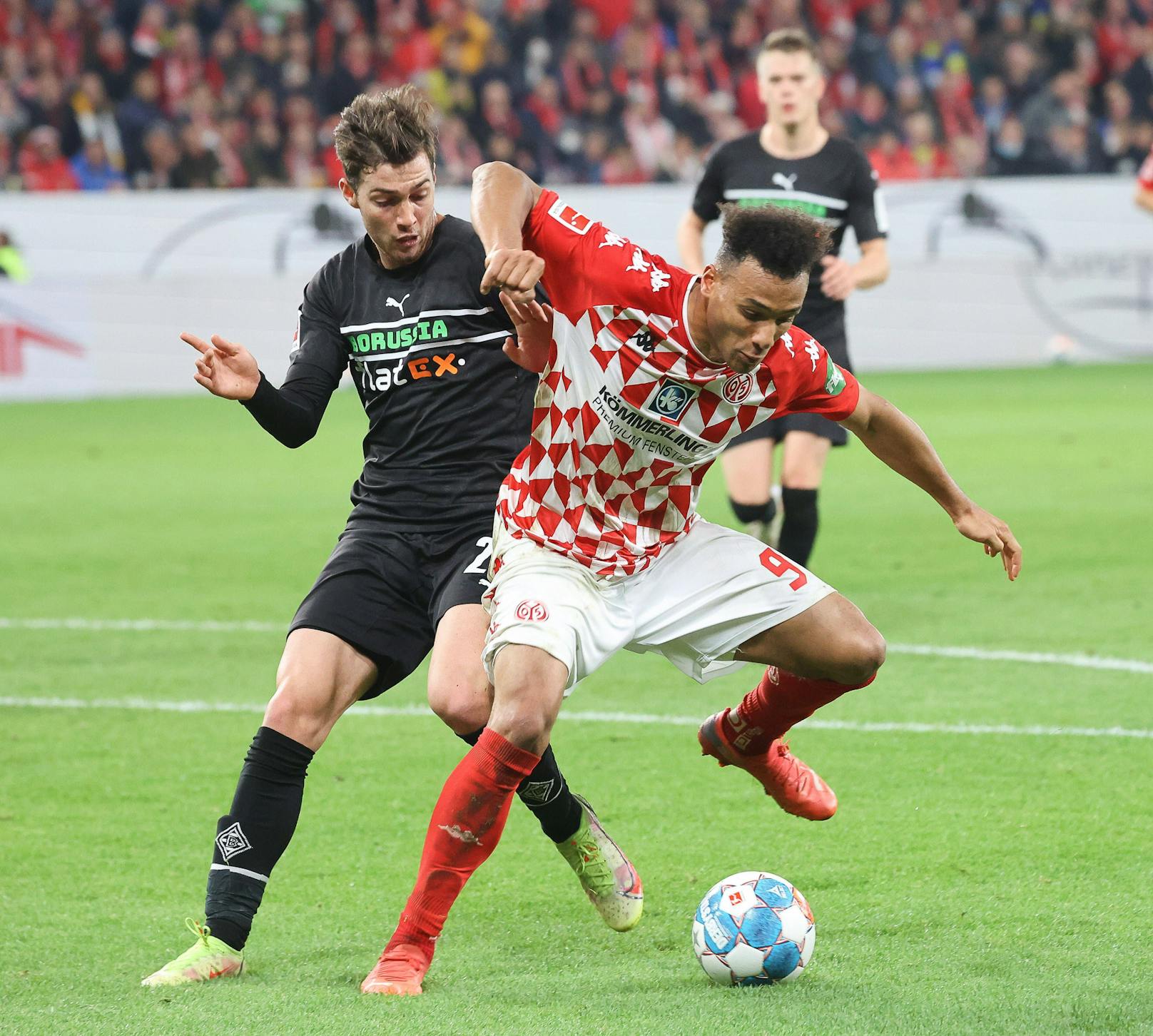 Mainz-Kicker Karim Onisiwo im Duell mit Borussia Mönchengladbach. 