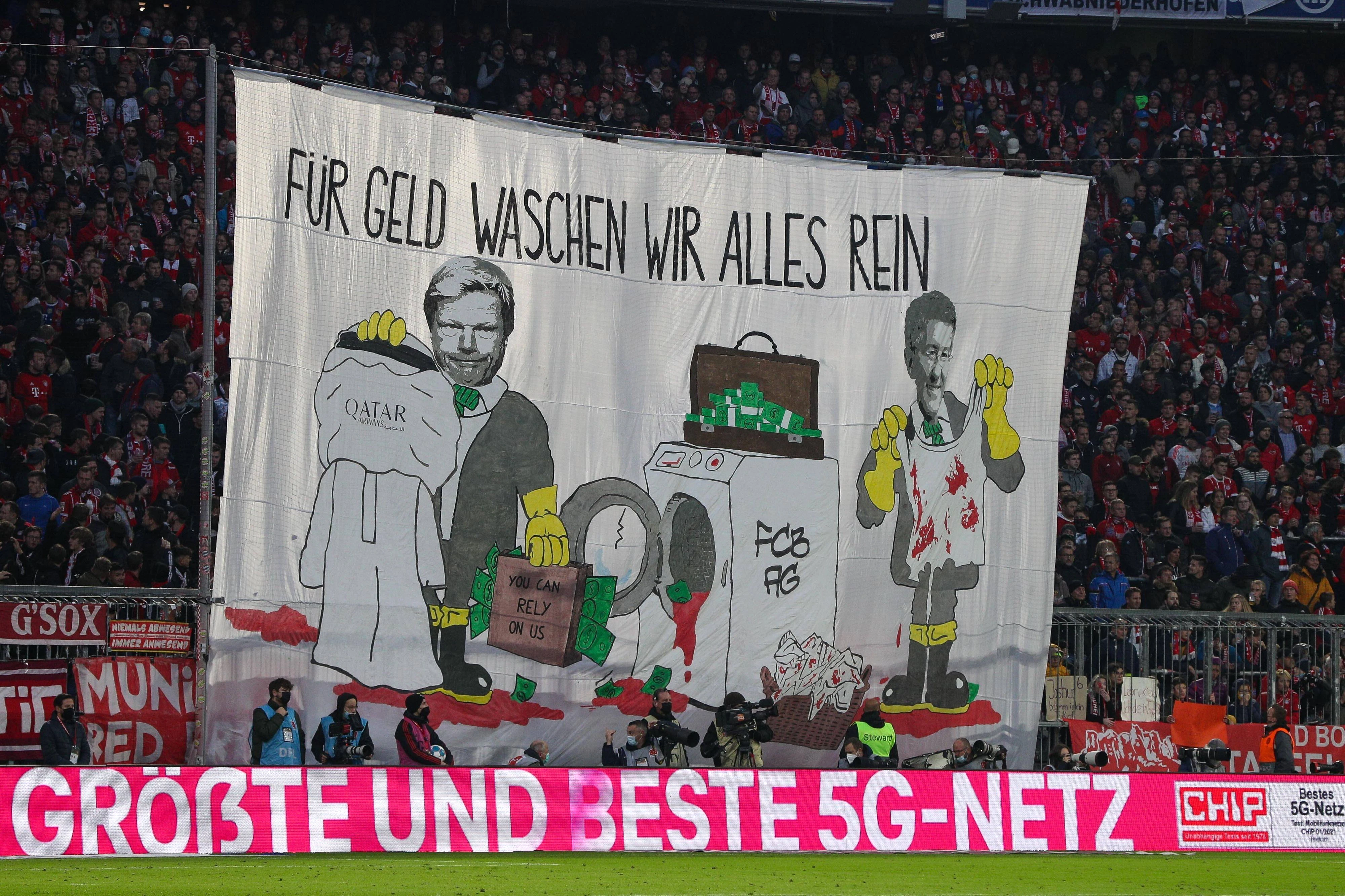 Die Bayern-Fans protestieren gegen Oliver Kahn und Herbert Hainer. 