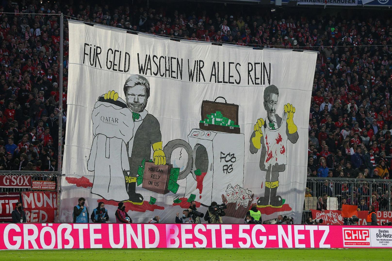 Die Bayern-Fans protestieren gegen Oliver Kahn und Herbert Hainer. 