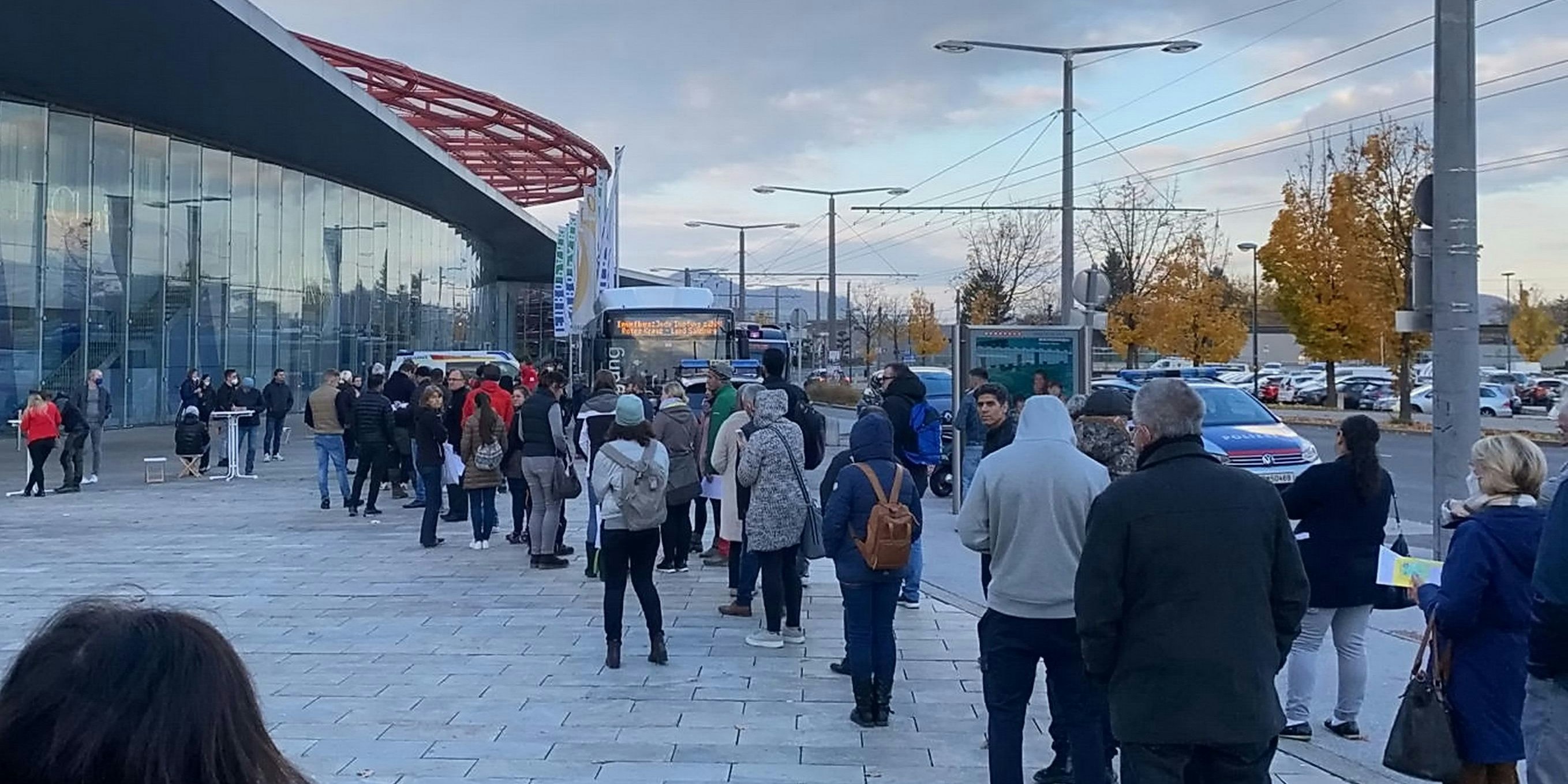 Beim Salzburger Impfbus musste man am Samstag bis zu 2,5 Stunden anstehen.