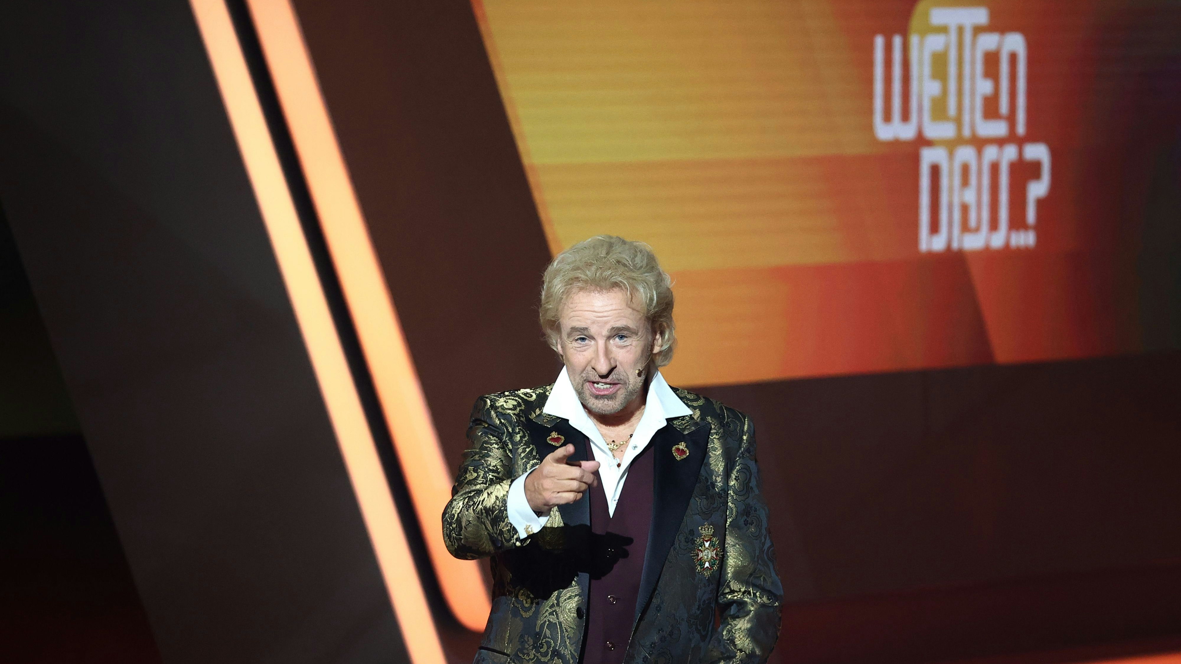 Download von www.picturedesk.com am 06.11.2021 (21:20).  06 November 2021, Bavaria, Nuremberg: Thomas Gottschalk comes on stage at the beginning of the anniversary show "Wetten, dass .". The show was broadcast for the first time 40 years ago. Photo: Daniel Karmann/dpa - 20211106_PD11052 - Rechteinfo: Rights Managed (RM)