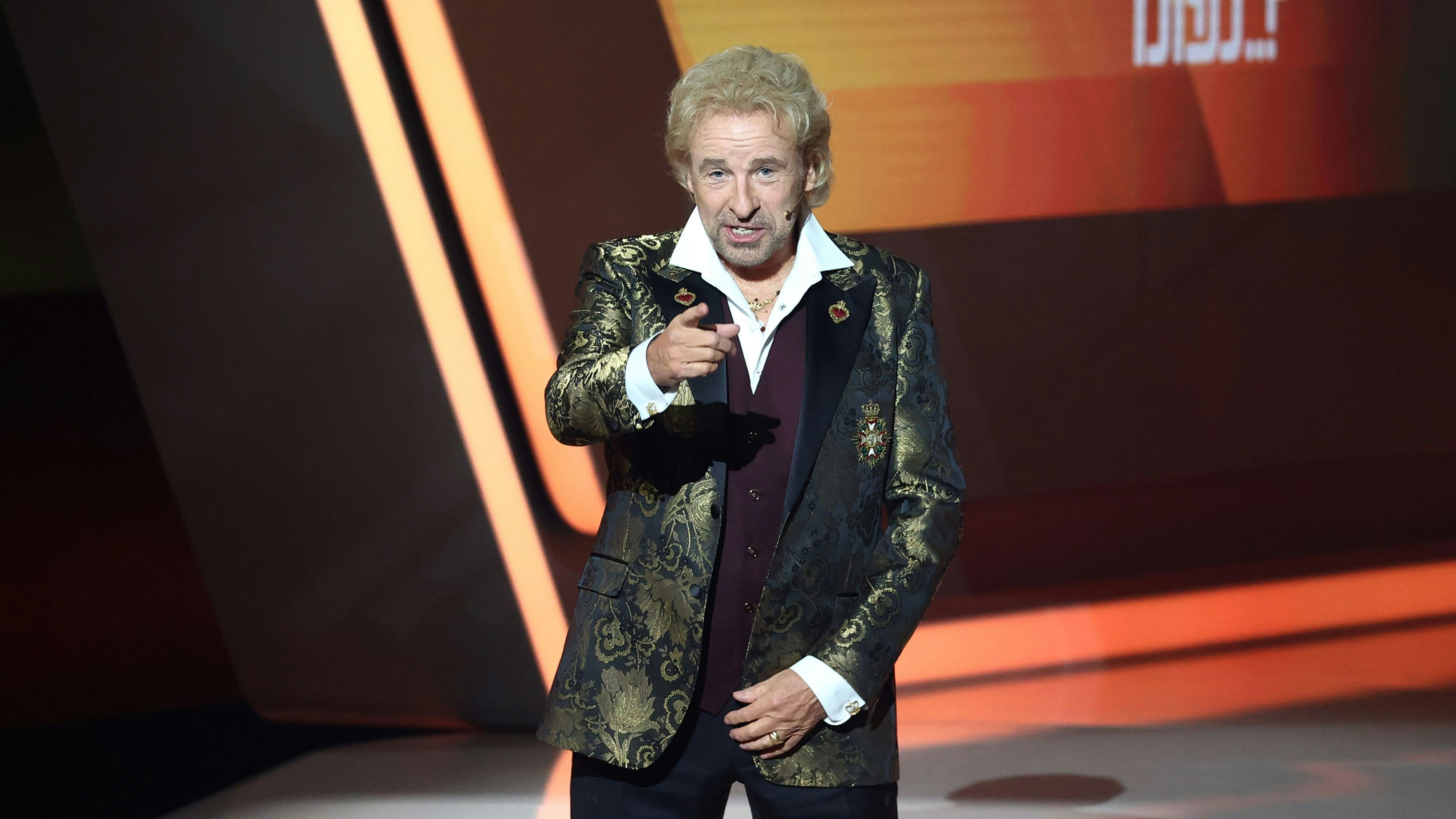 Download von www.picturedesk.com am 06.11.2021 (21:20).  06 November 2021, Bavaria, Nuremberg: Thomas Gottschalk comes on stage at the beginning of the anniversary show "Wetten, dass .". The show was broadcast for the first time 40 years ago. Photo: Daniel Karmann/dpa - 20211106_PD11052 - Rechteinfo: Rights Managed (RM)