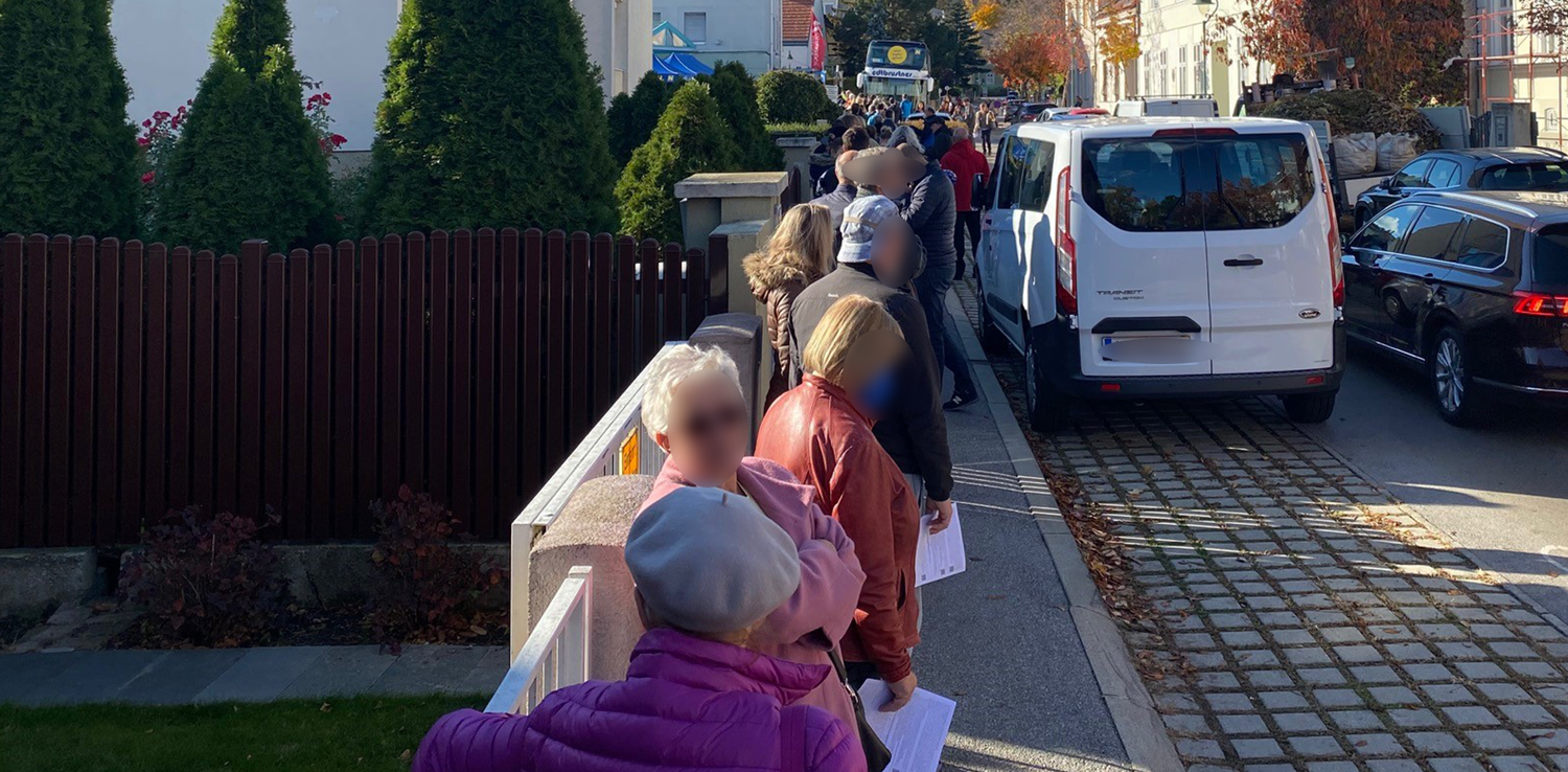 Lange Schlangen am Samstag vor den Impfbussen, hier etwa in Mödling.