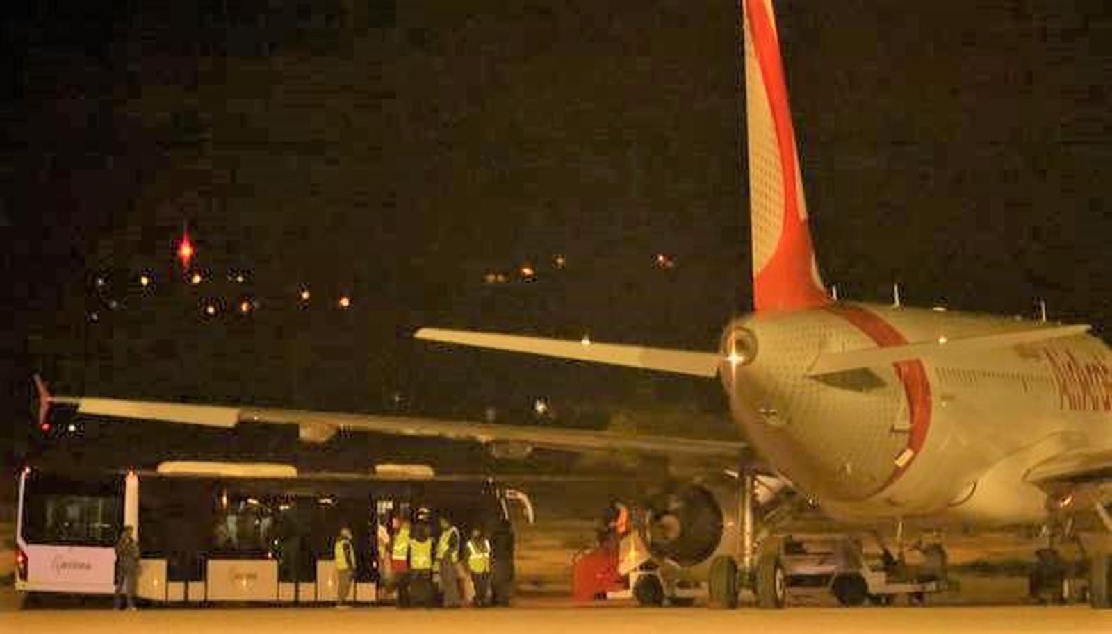 Auf Mallorca hat die Polizei bis am Morgen des 6. November elf von 23 Passagieren in Gewahrsam genommen, die am Vorabend aus einer marokkanischen Passagiermaschine ausgestiegen und auf die Rollbahn gelaufen waren.