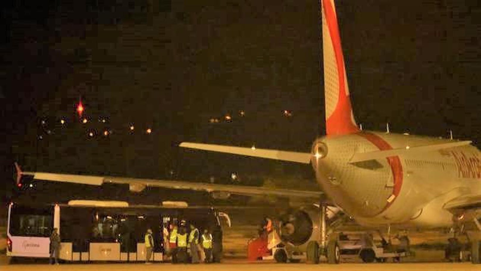 Auf Mallorca hat die Polizei bis am Morgen des 6. November elf von 23 Passagieren in Gewahrsam genommen, die am Vorabend aus einer marokkanischen Passagiermaschine ausgestiegen und auf die Rollbahn gelaufen waren.