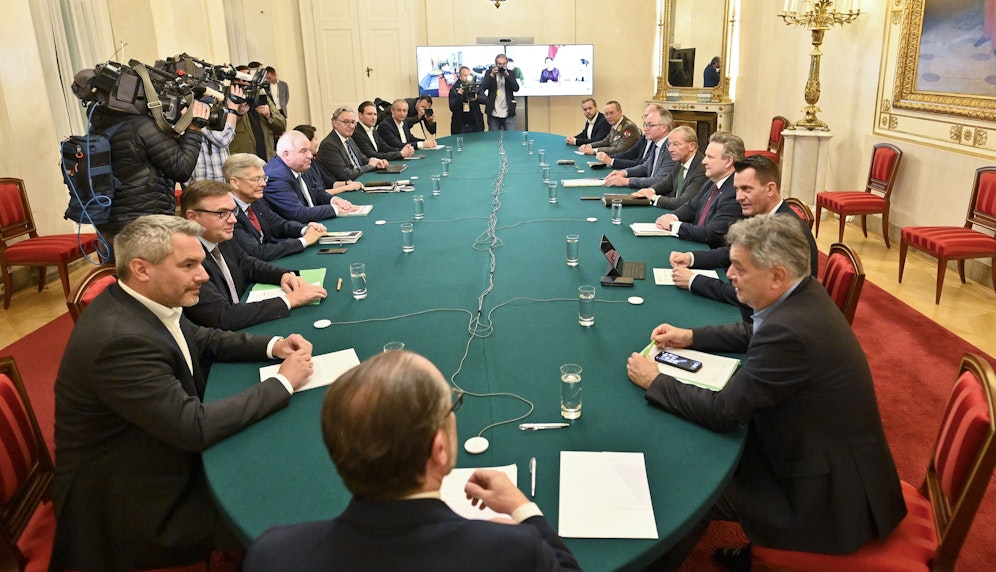 Eine nahezu reine Männerrunde: Nur Chief Medical Officer Katharina Reich versteckt (Mitte links) im Bild.&nbsp;