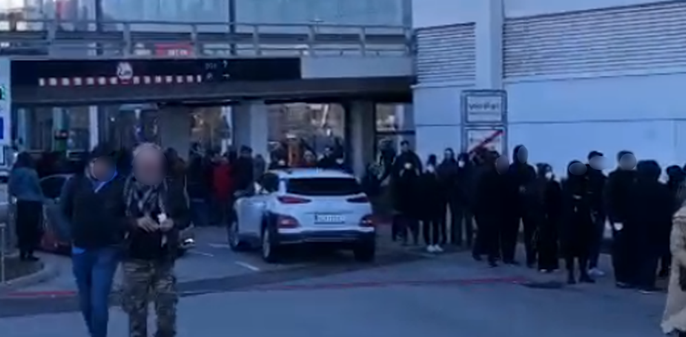 Hunderte Wiener standen für eine Sale-Aktion Schlange.