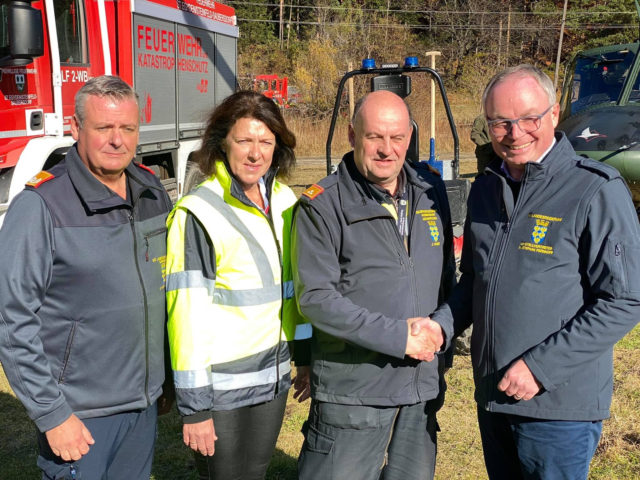 Landeshauptfrau-Stellvertreter Stephan Pernkopf bedankte sich bei den Feuerwehr-Mitgliedern.