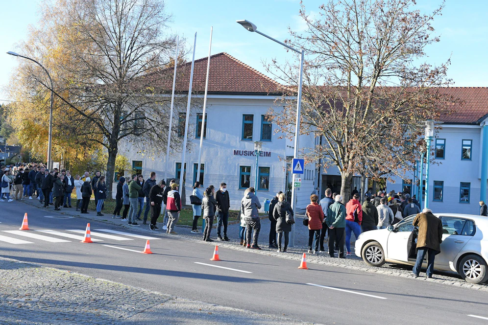 So sah die Impfstraße in Seewalchen am Sonntag aus. Es war die einzige Möglichkeit in OÖ, sich impfen zu lassen. Nun soll das Angebot massiv ausgeweitet werden.