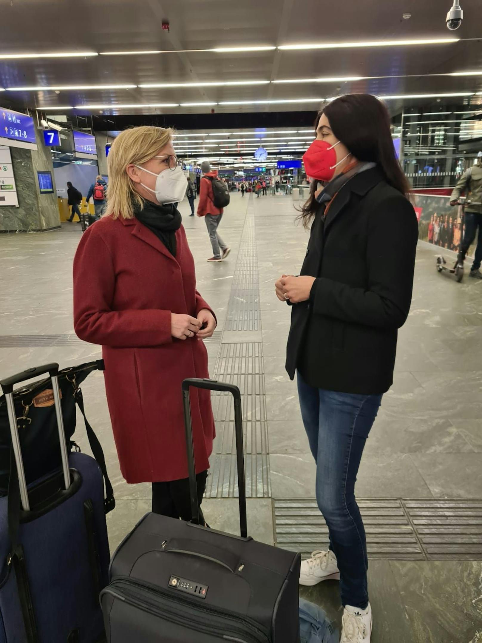 Ministerin Leonore Gewessler (im Bild im Gespräch mit "<em>Heute</em>"-Redakteurin Lydia Matzka-Saboi) lebt Klimaschutz auch im Alltag. Die lange Zugfahrt nach Glasgow nutzt sie zum Arbeiten.<br>