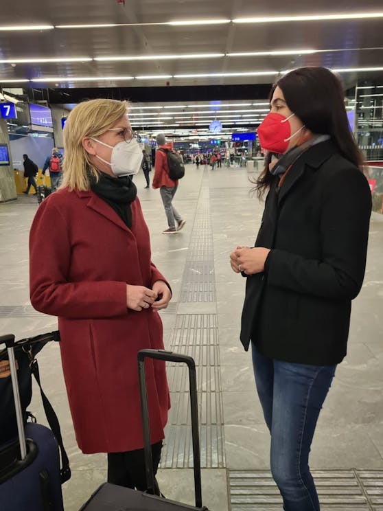 Klimaschutzministerin Leonore Gewessler (Grüne) mit "Heute"-Redakteurin Lydia Matzka-Saboi.