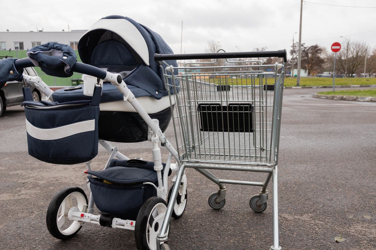Neun Flaschen Whiskey versteckte das Duo im Kinderwagen. (Symbolbild).